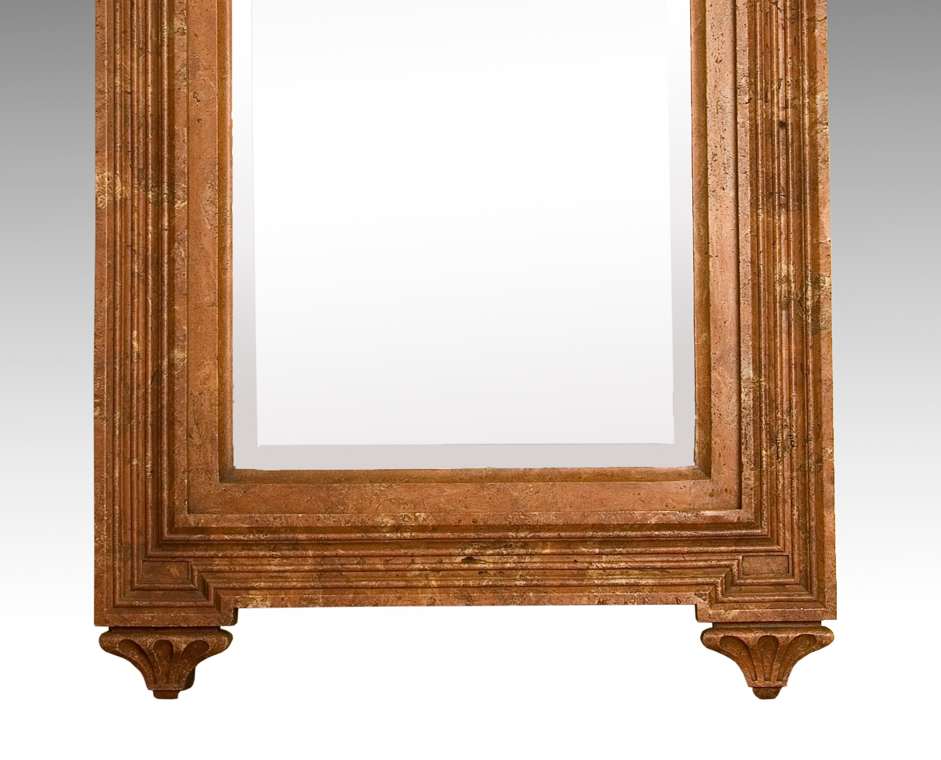 Miroir de style Renaissance en poussière de marbre.
Le miroir rectangulaire avec une courbure semi-circulaire dans sa partie supérieure a été mis en valeur suivant ces mêmes lignes avec un cadre fini en poudre de marbre. Les éléments décoratifs
