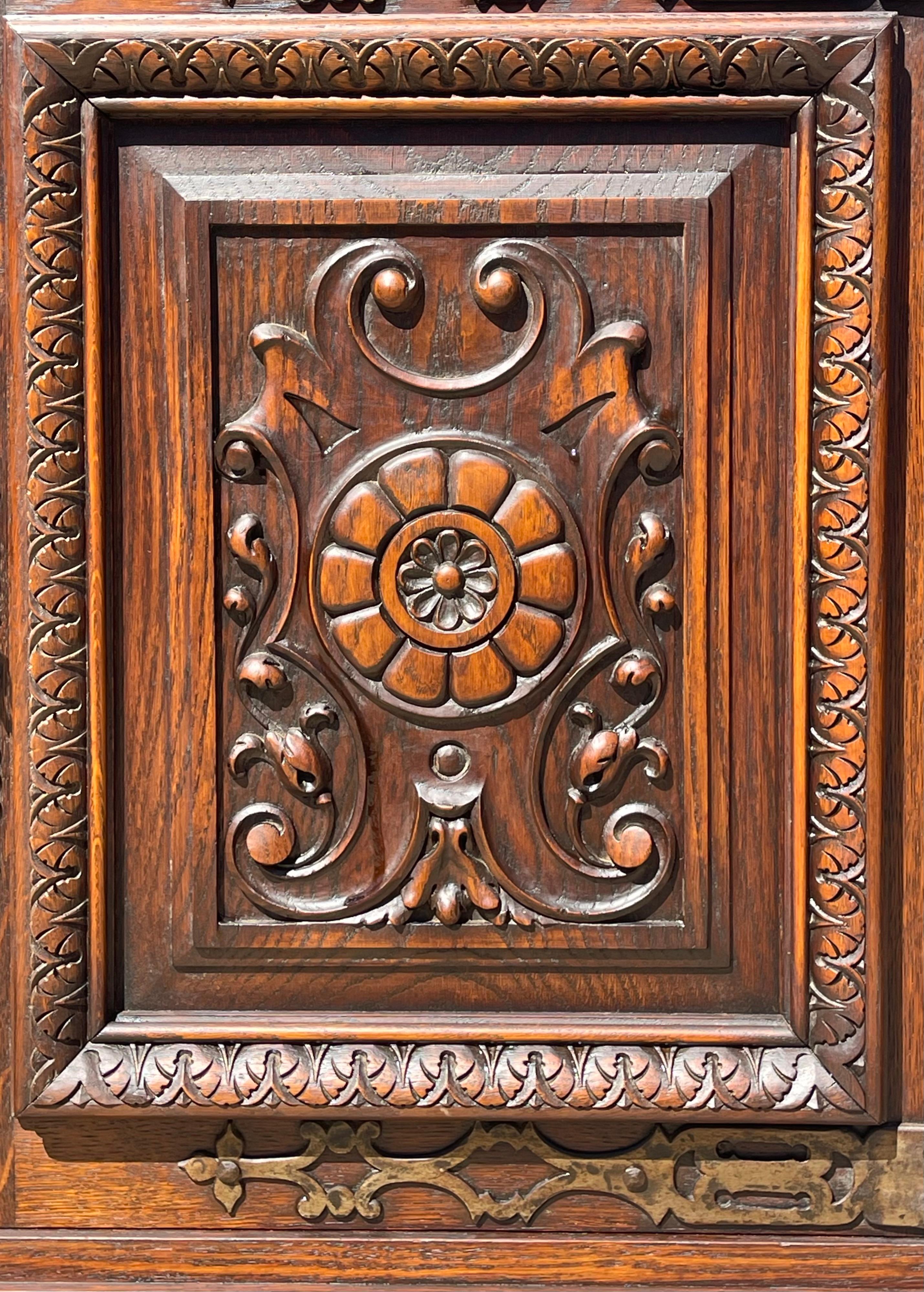 Sculpté à la main Salle à manger en Oak Oak de style Renaissance en vente