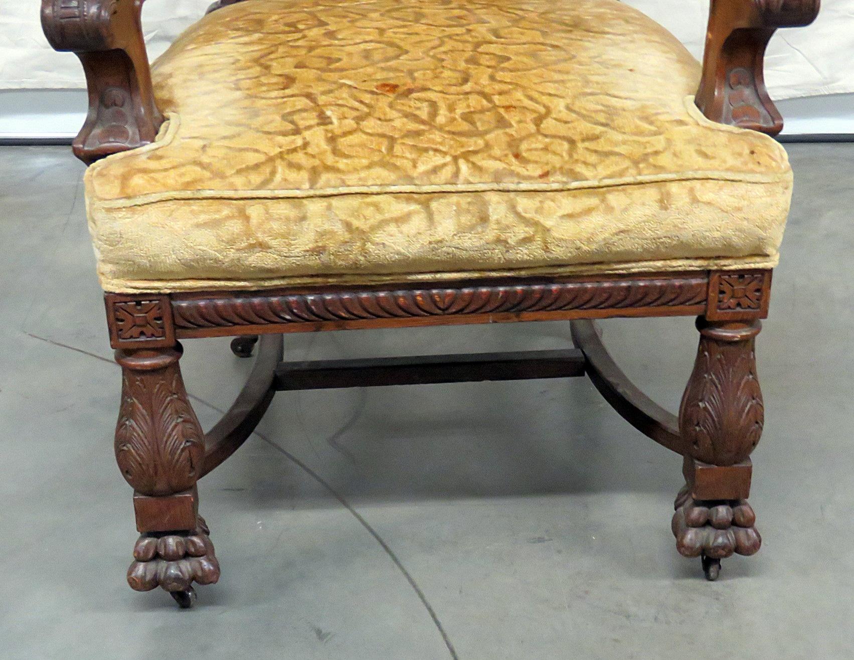 Chaise trône en chêne de style Renaissance, attribuée à Horner, avec pieds avant à pattes et tapisserie texturée sur roulettes.