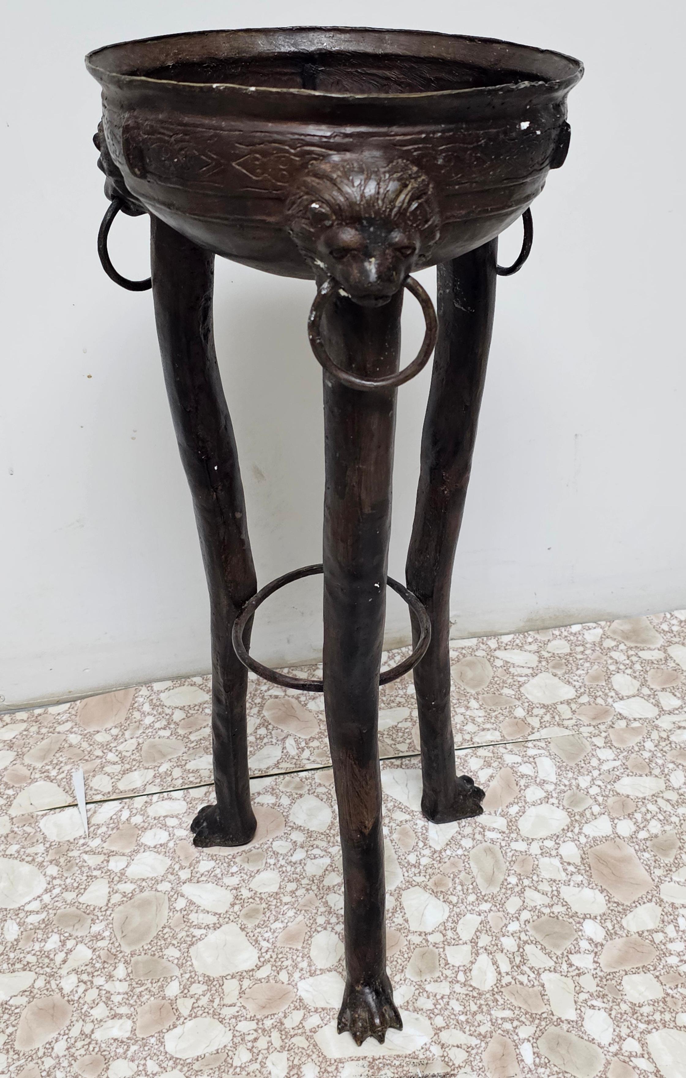Inconnu Brasero en bronze patiné de style Renaissance. Tête de lion Pieds de pattes, C.C. 1900 en vente