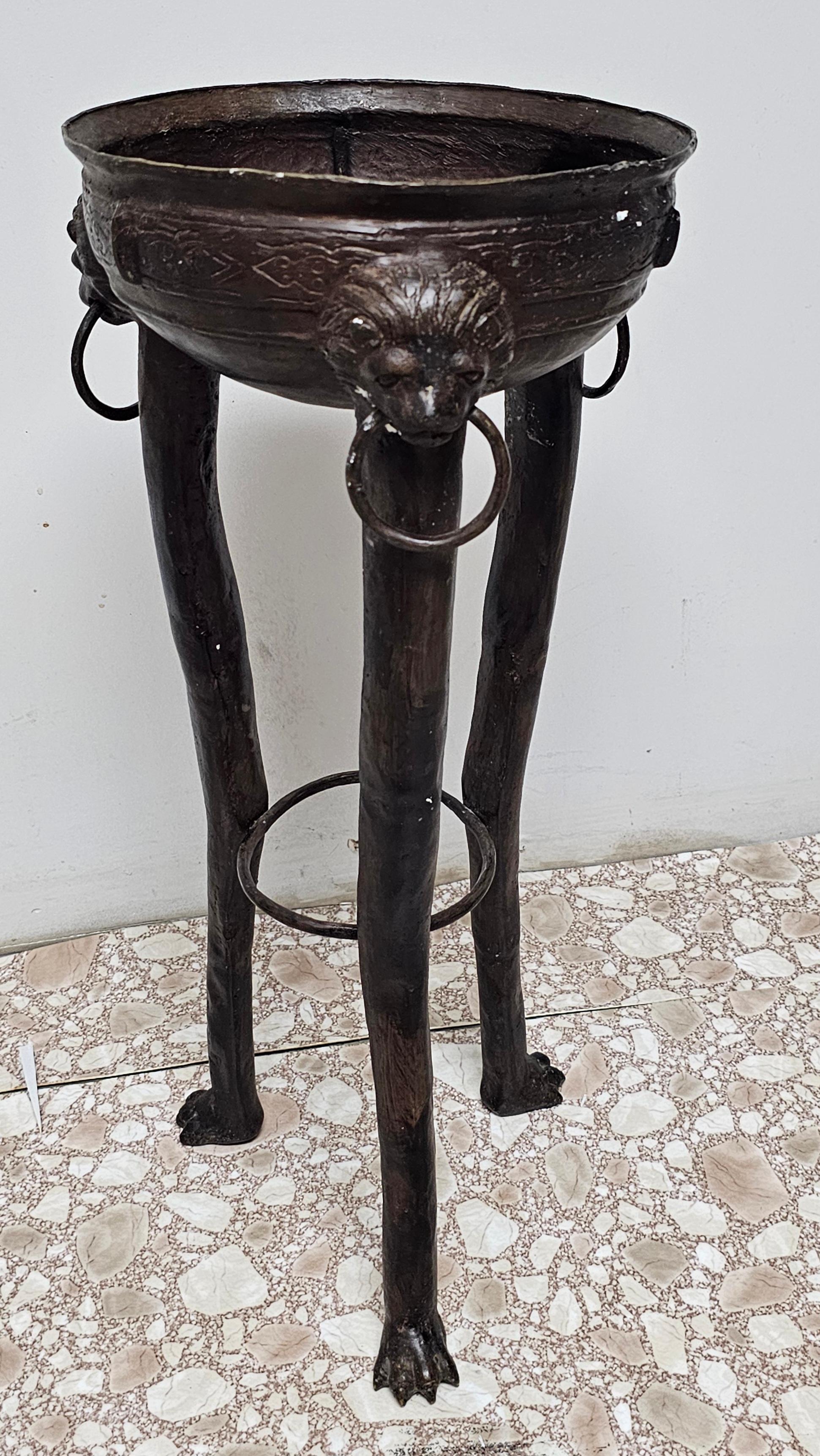 Forgé Brasero en bronze patiné de style Renaissance. Tête de lion Pieds de pattes, C.C. 1900 en vente