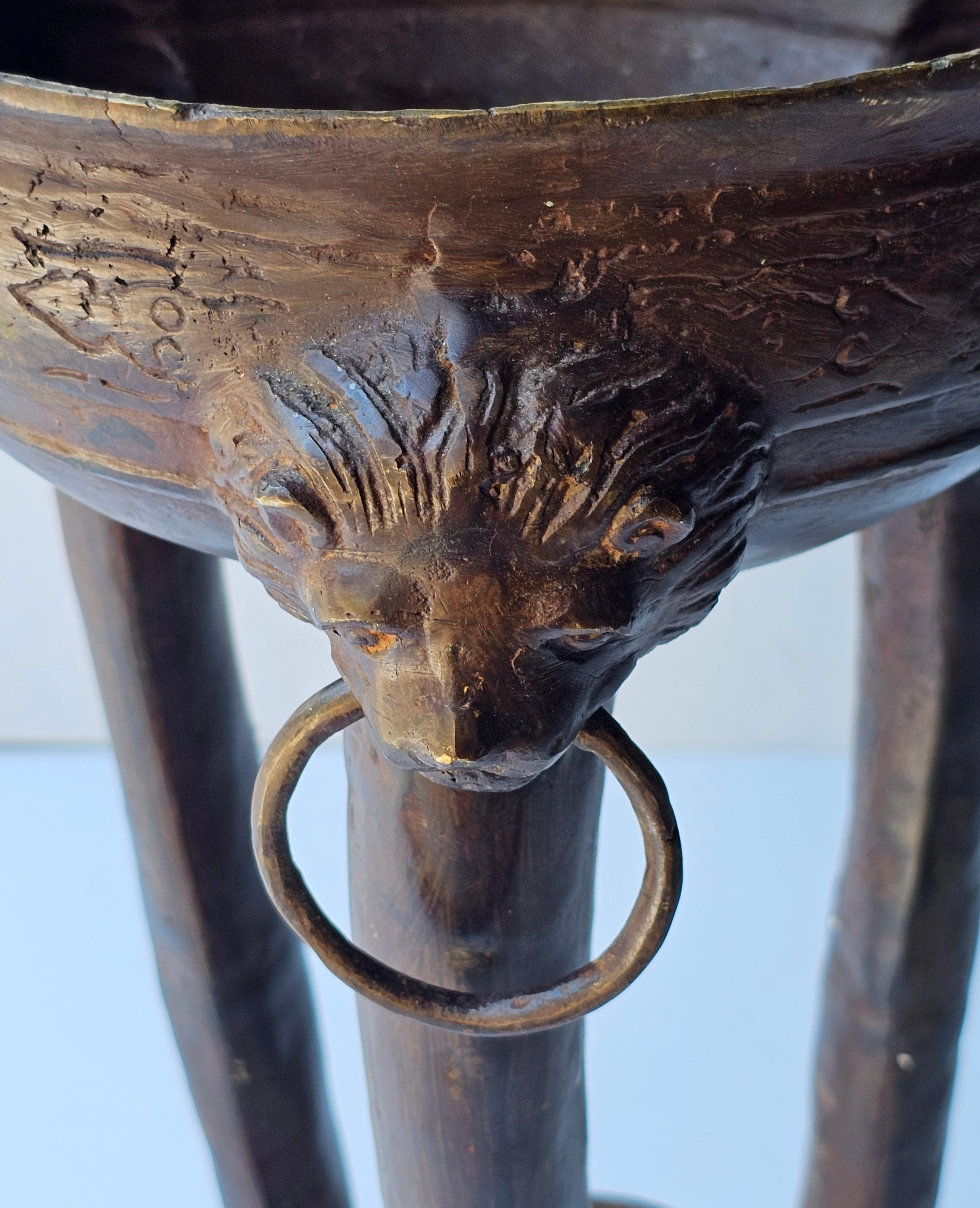 Bronze Brasero en bronze patiné de style Renaissance. Tête de lion Pieds de pattes, C.C. 1900 en vente
