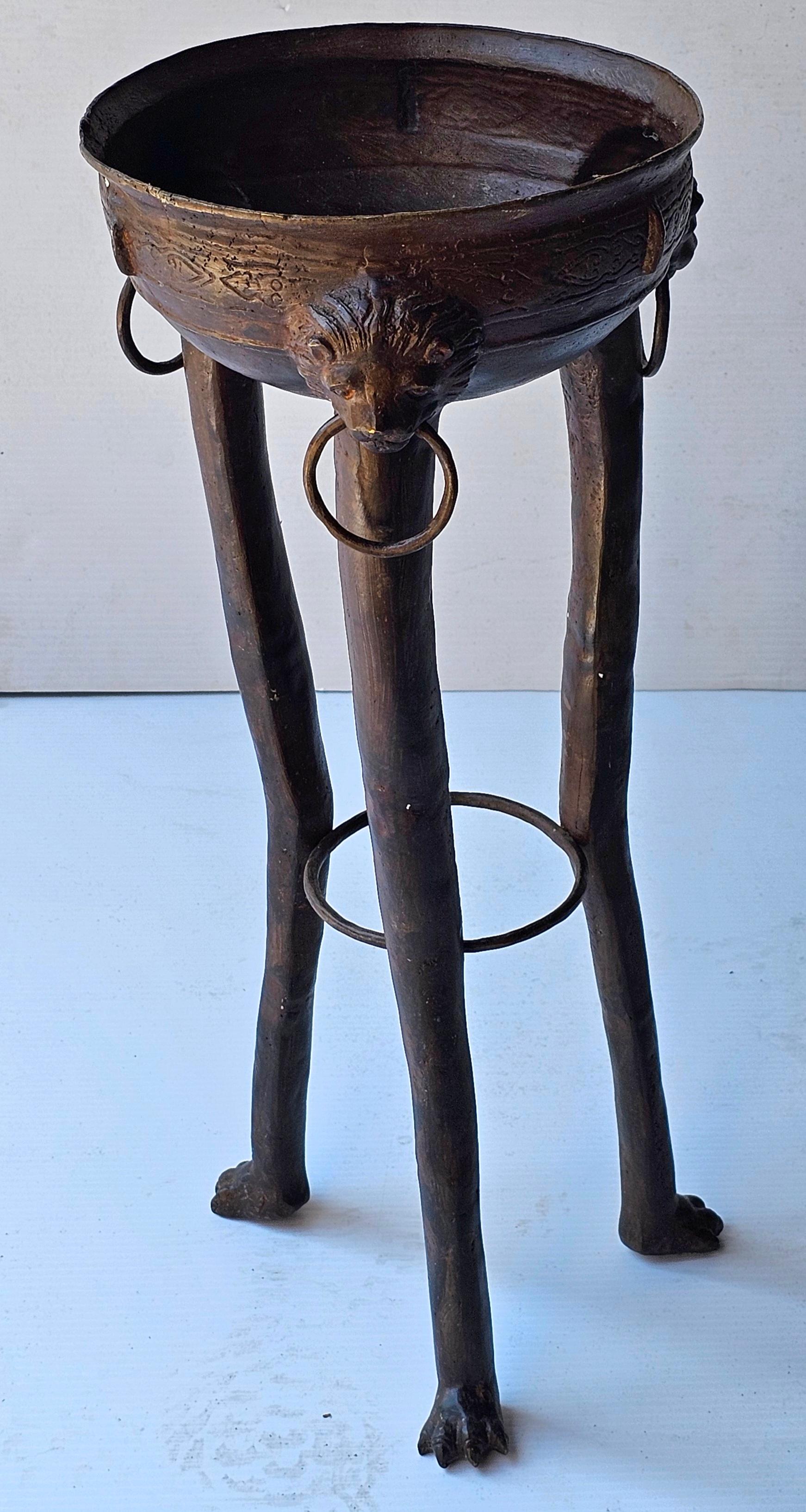 Brasero en bronze patiné de style Renaissance. Tête de lion Pieds de pattes, C.C. 1900 en vente 2