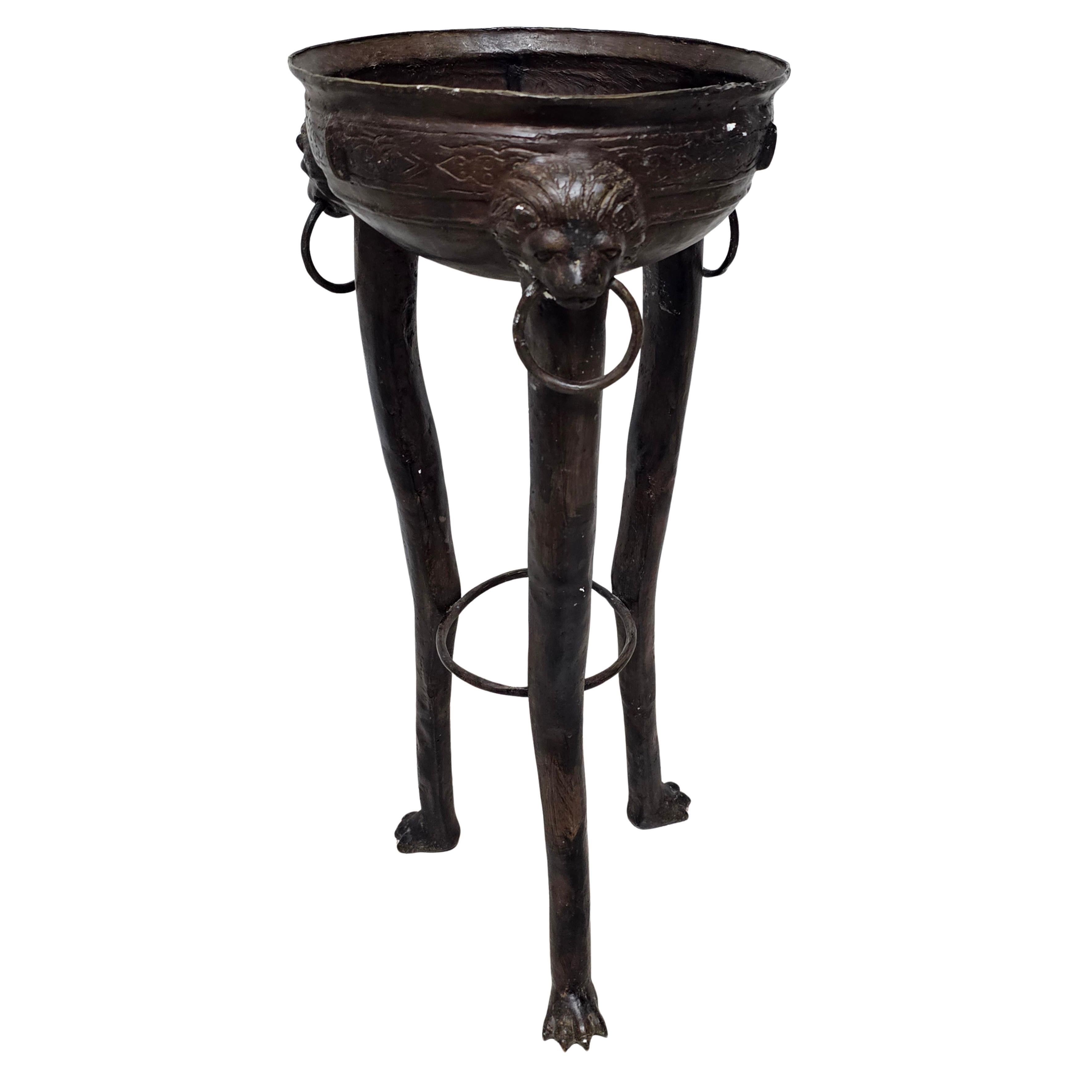 Brasero en bronze patiné de style Renaissance. Tête de lion Pieds de pattes, C.C. 1900