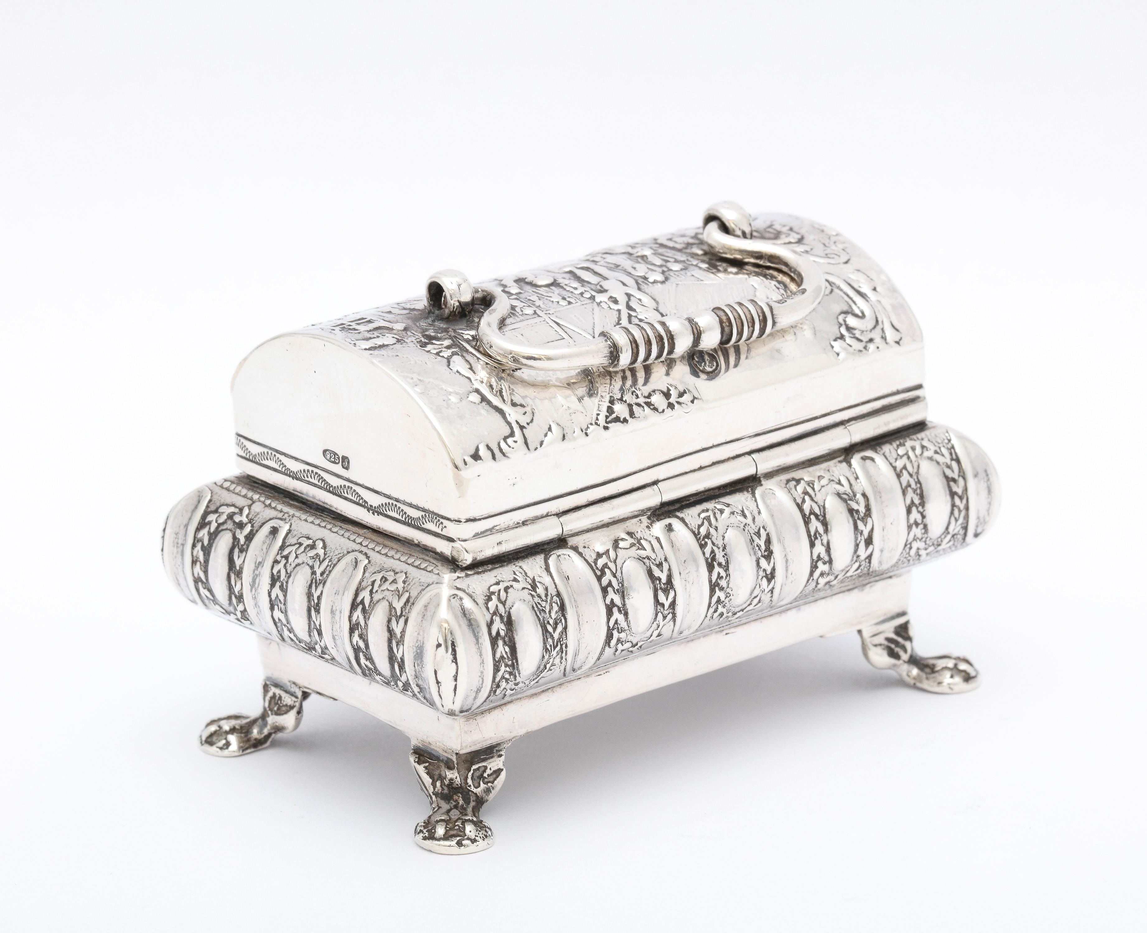 Renaissance Style Sterling Silver Paw-Footed Trinkets Box With Hinged Lid  In Good Condition In New York, NY