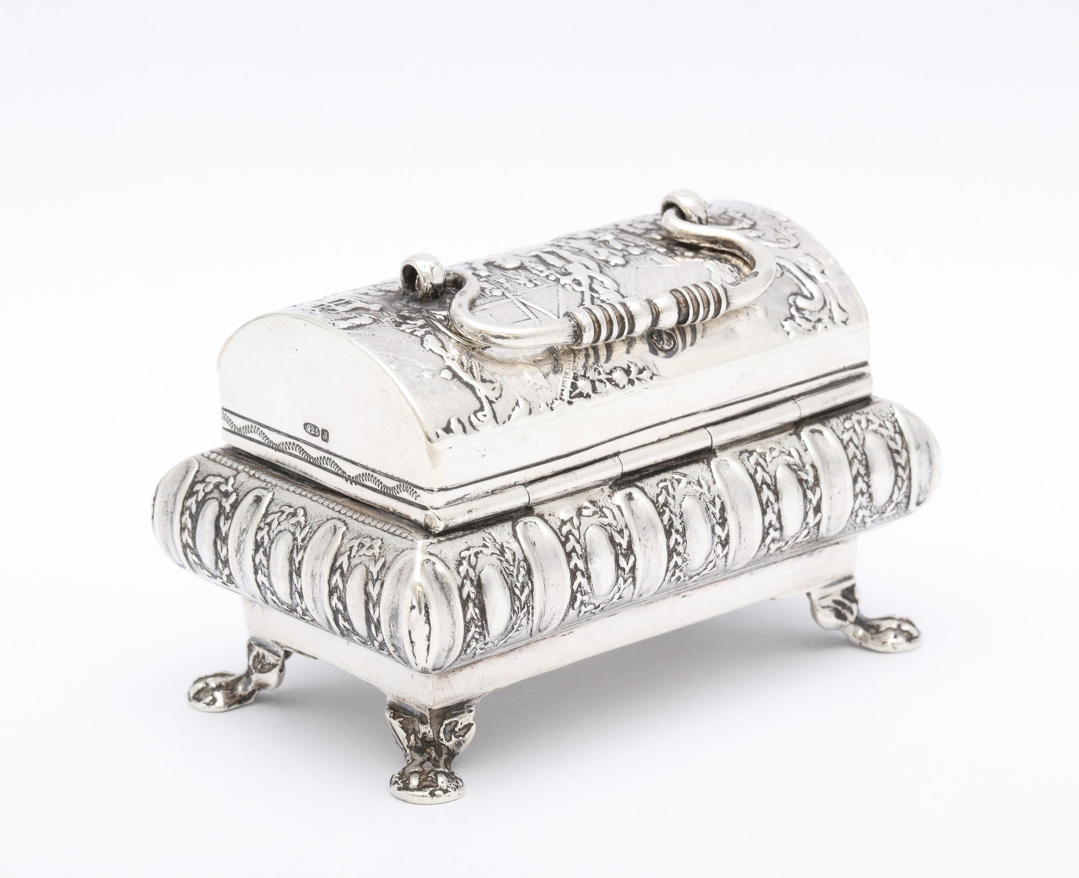 Renaissance Style Sterling Silver Paw-Footed Trinkets Box With Hinged Lid In Good Condition In New York, NY