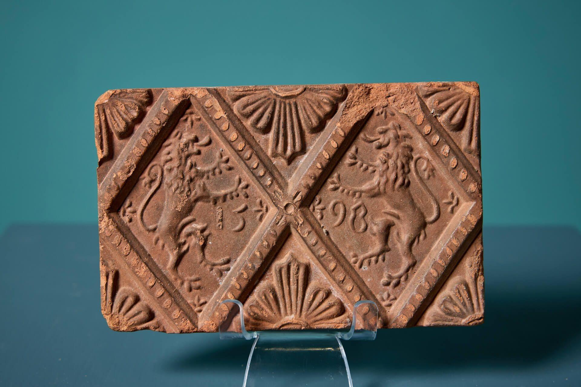 Néo-Renaissance Carreau en terre cuite de style Renaissance avec des lions en relief en vente