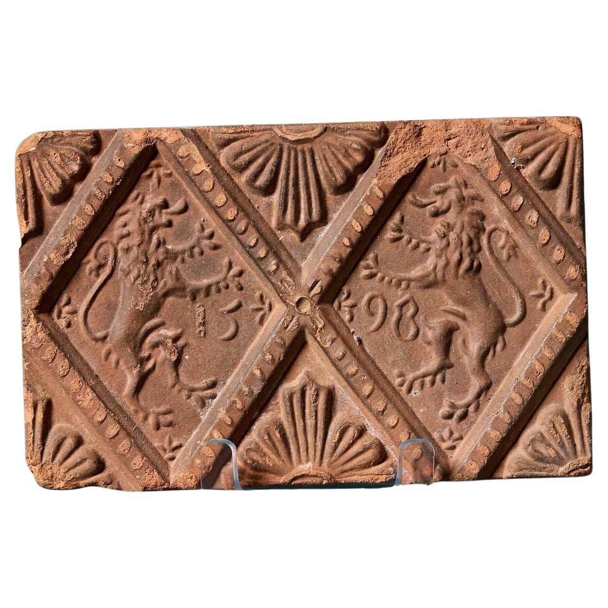 Carreau en terre cuite de style Renaissance avec des lions en relief en vente