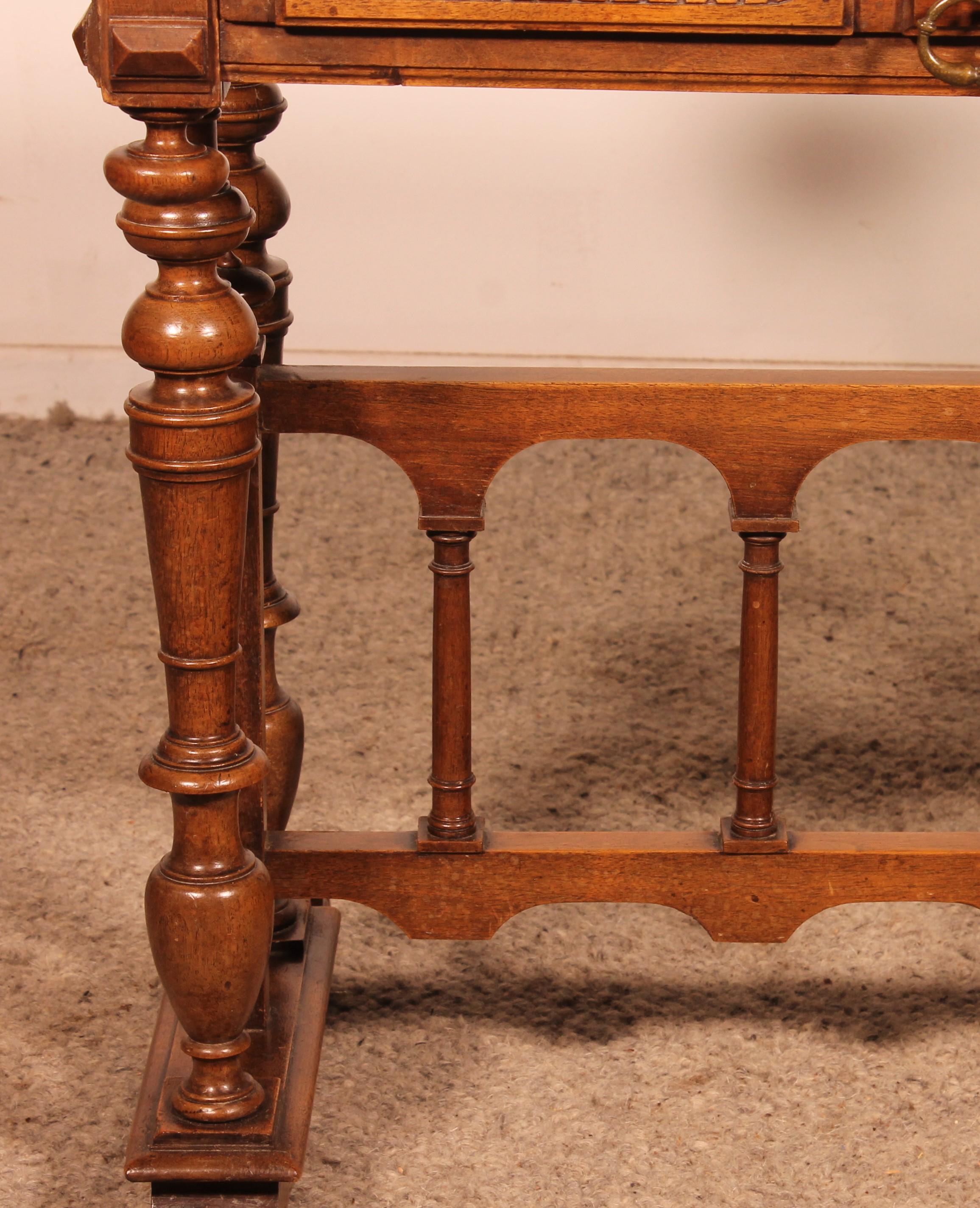Base de armario o mesita decorativa de nogal de estilo renacentista Francés en venta