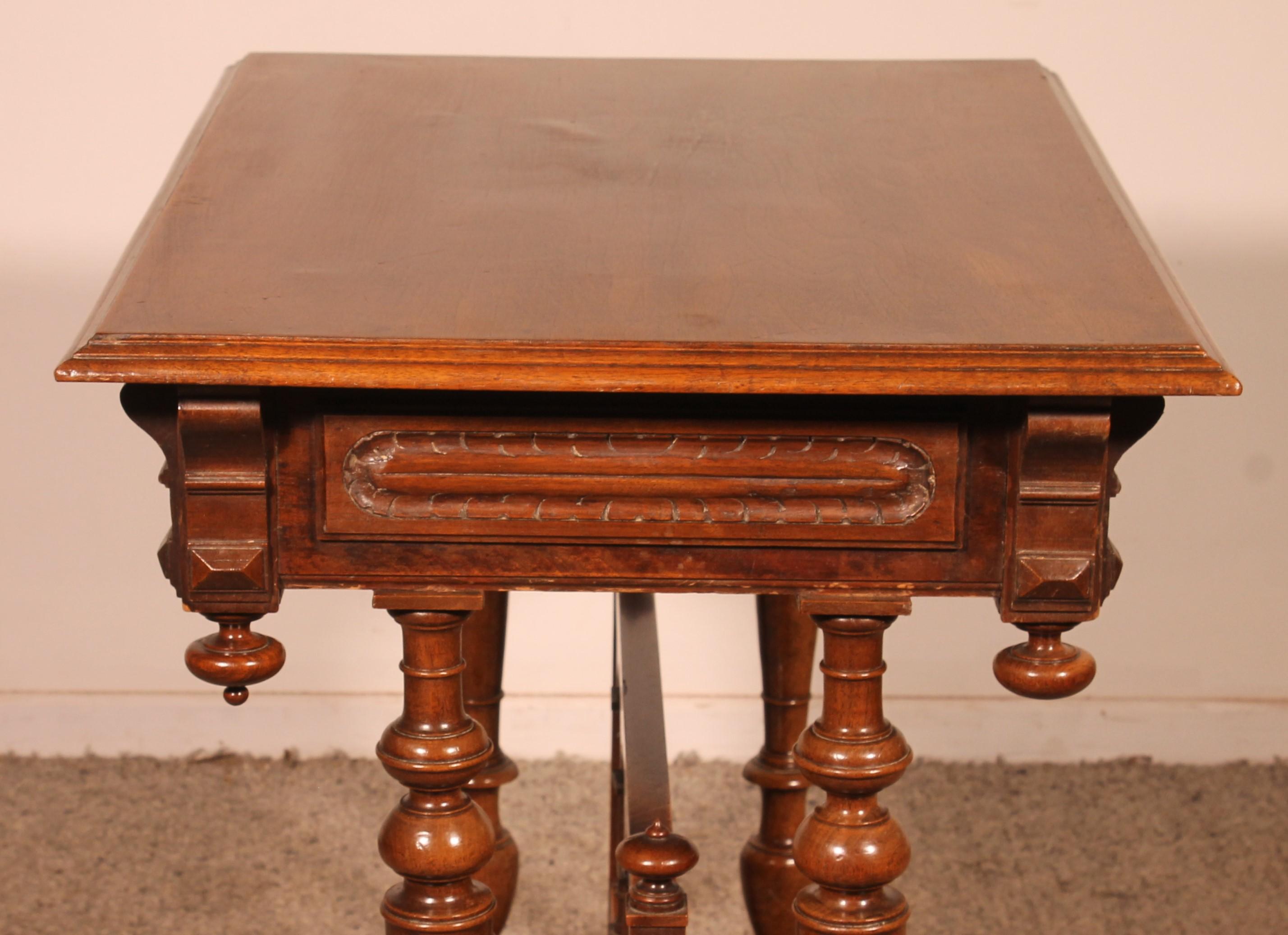 Base de armario o mesita decorativa de nogal de estilo renacentista Nogal en venta