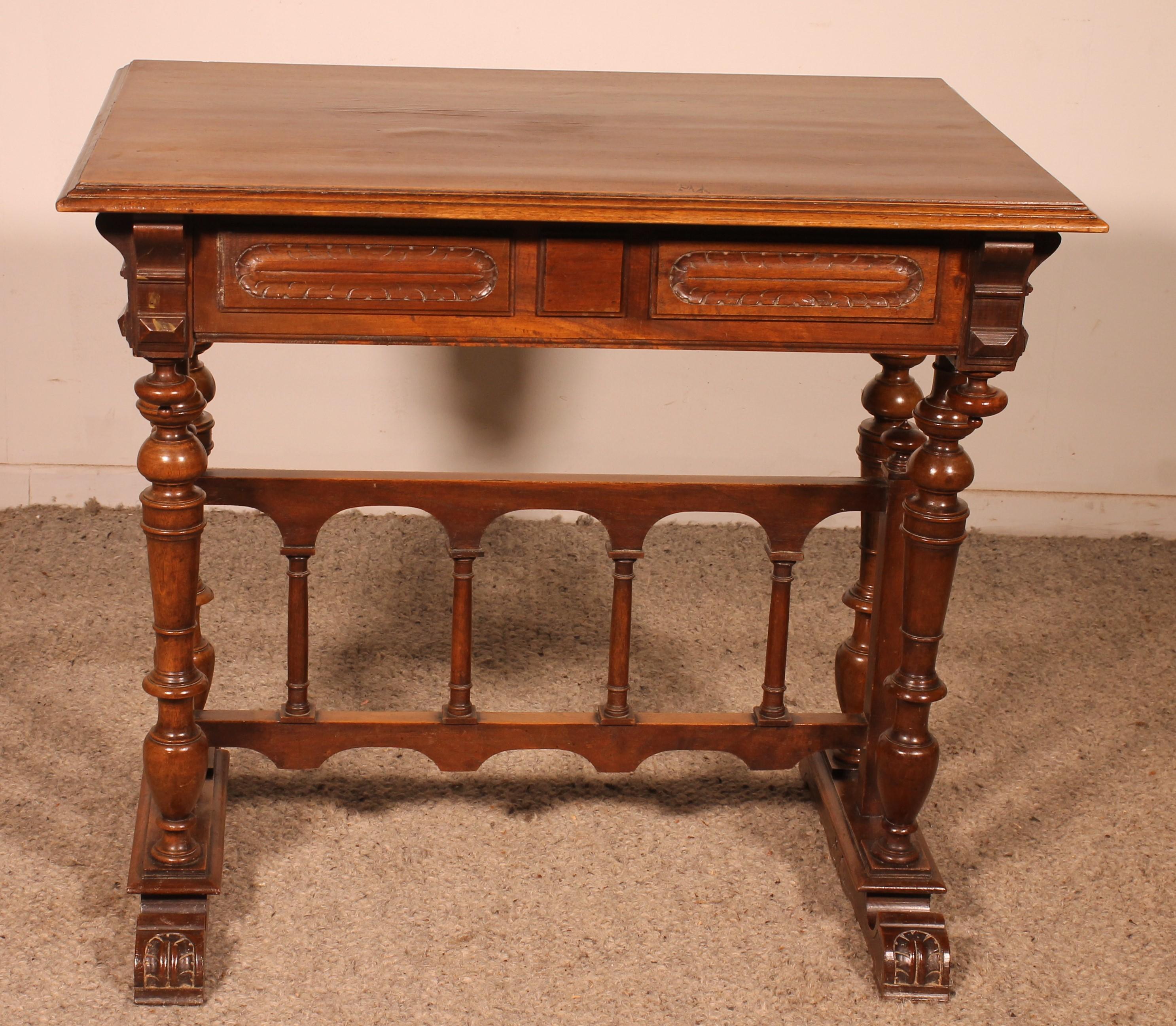 Base de armario o mesita decorativa de nogal de estilo renacentista en venta 1