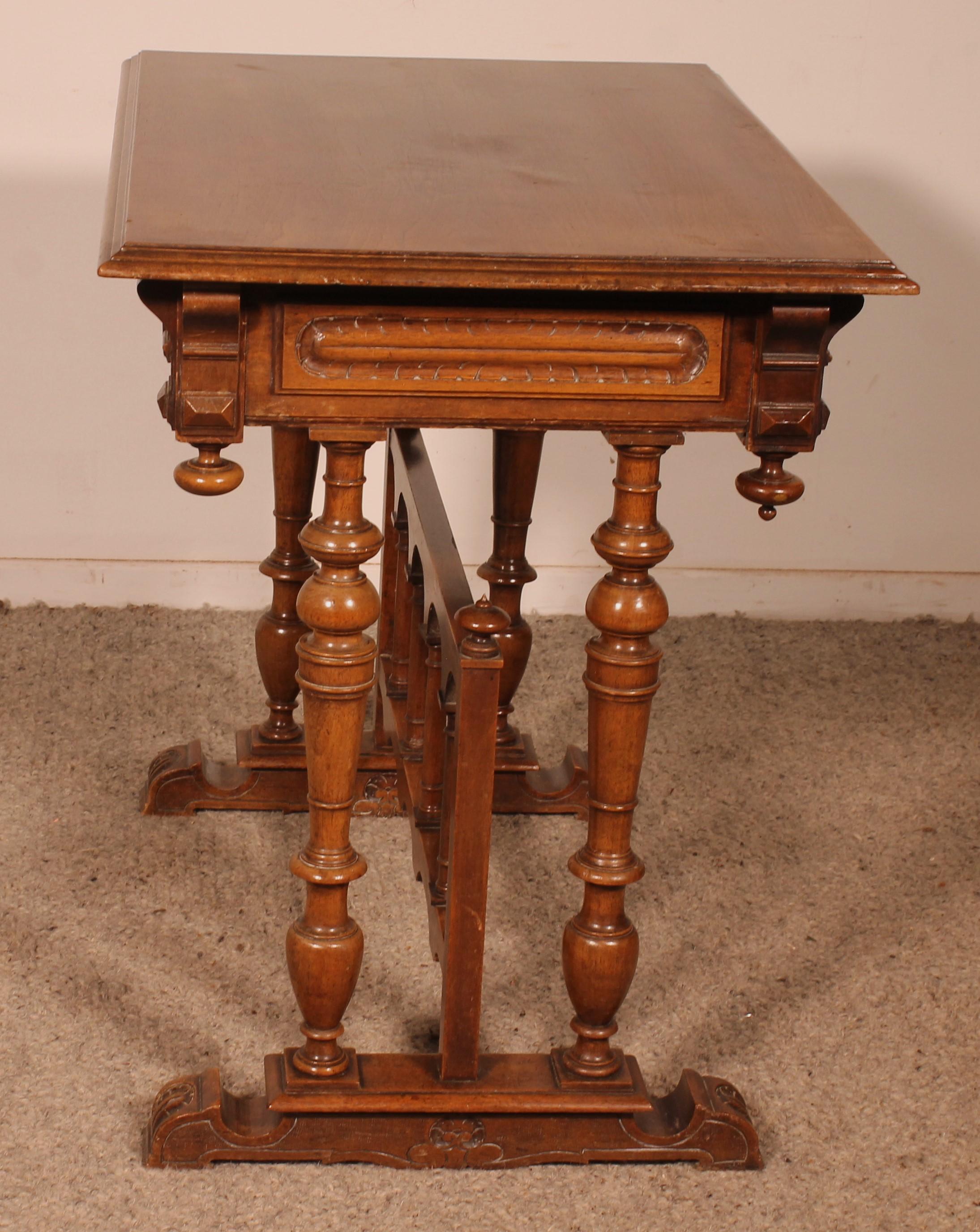 Base de armario o mesita decorativa de nogal de estilo renacentista en venta 2