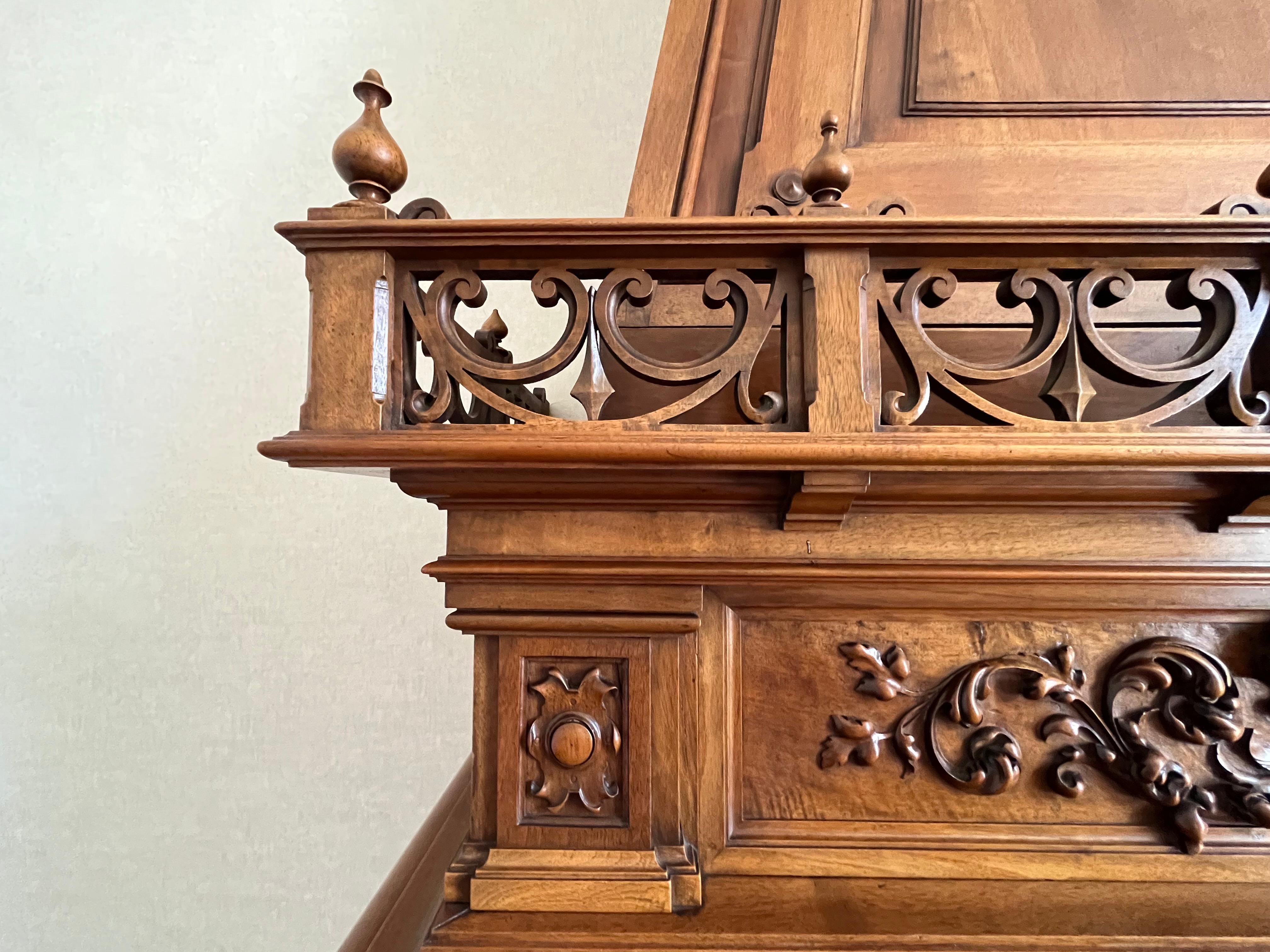 Renaissance Style Walnut Castle Fireplace, Height 3m61 - XIXth century For Sale 5