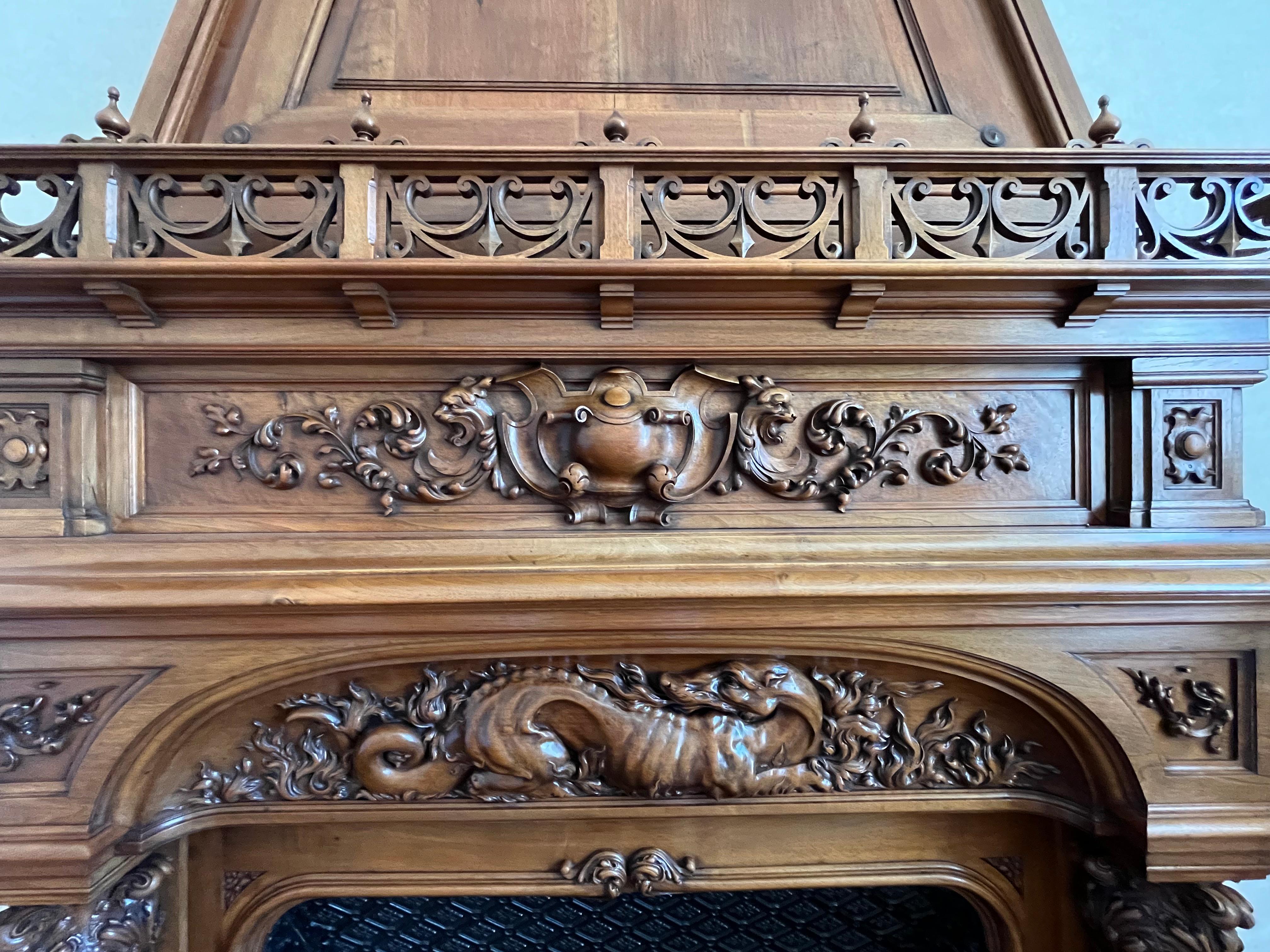 19th Century Renaissance Style Walnut Castle Fireplace, Height 3m61 - XIXth century For Sale