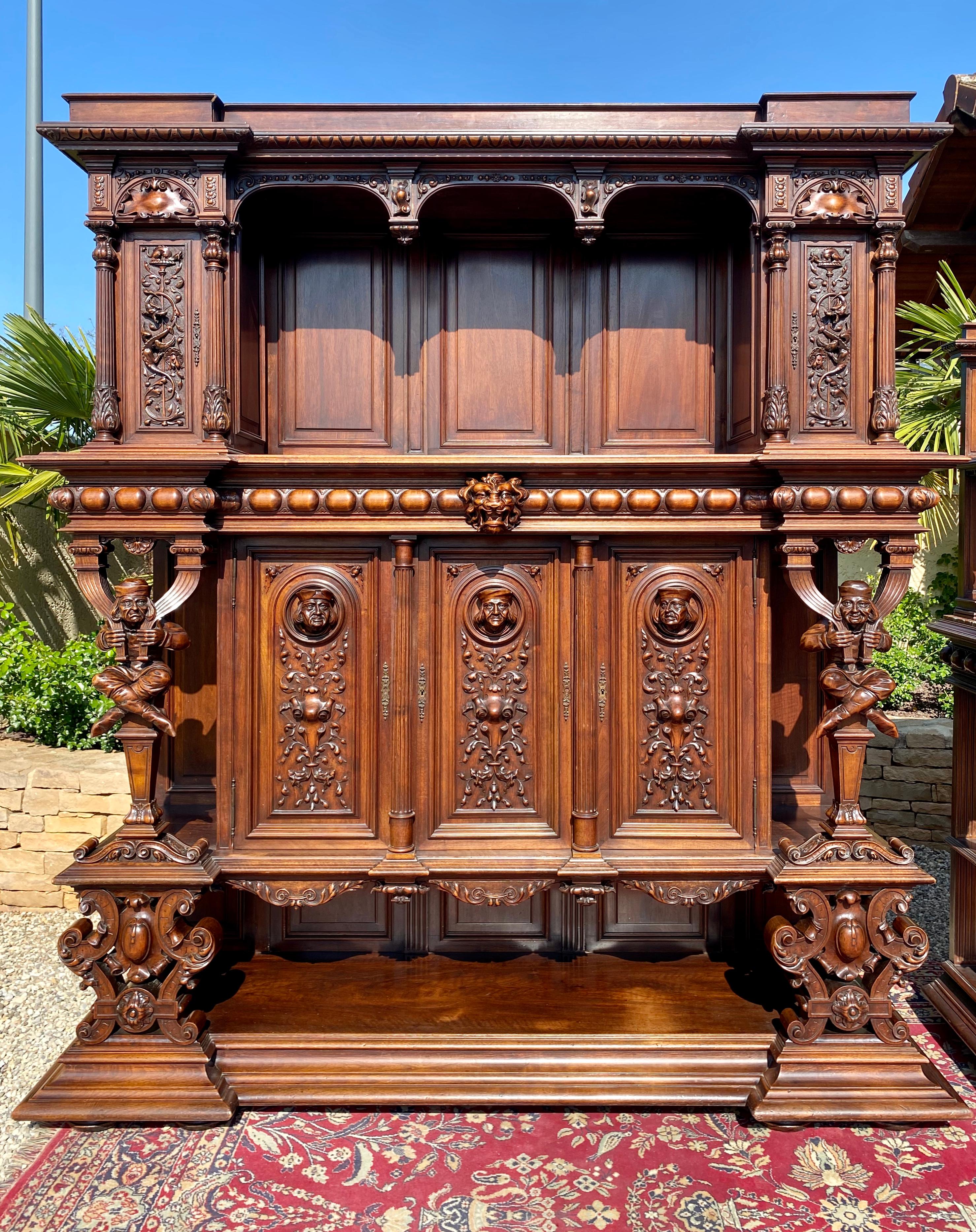 Magnificent dining room in richly carved walnut in the Renaissance style. This set consists of a sideboard, a sideboard, a large table and 8 chairs. These are covered with leather. 
The buffet and the sideboard are carved with triboulets, dragons,