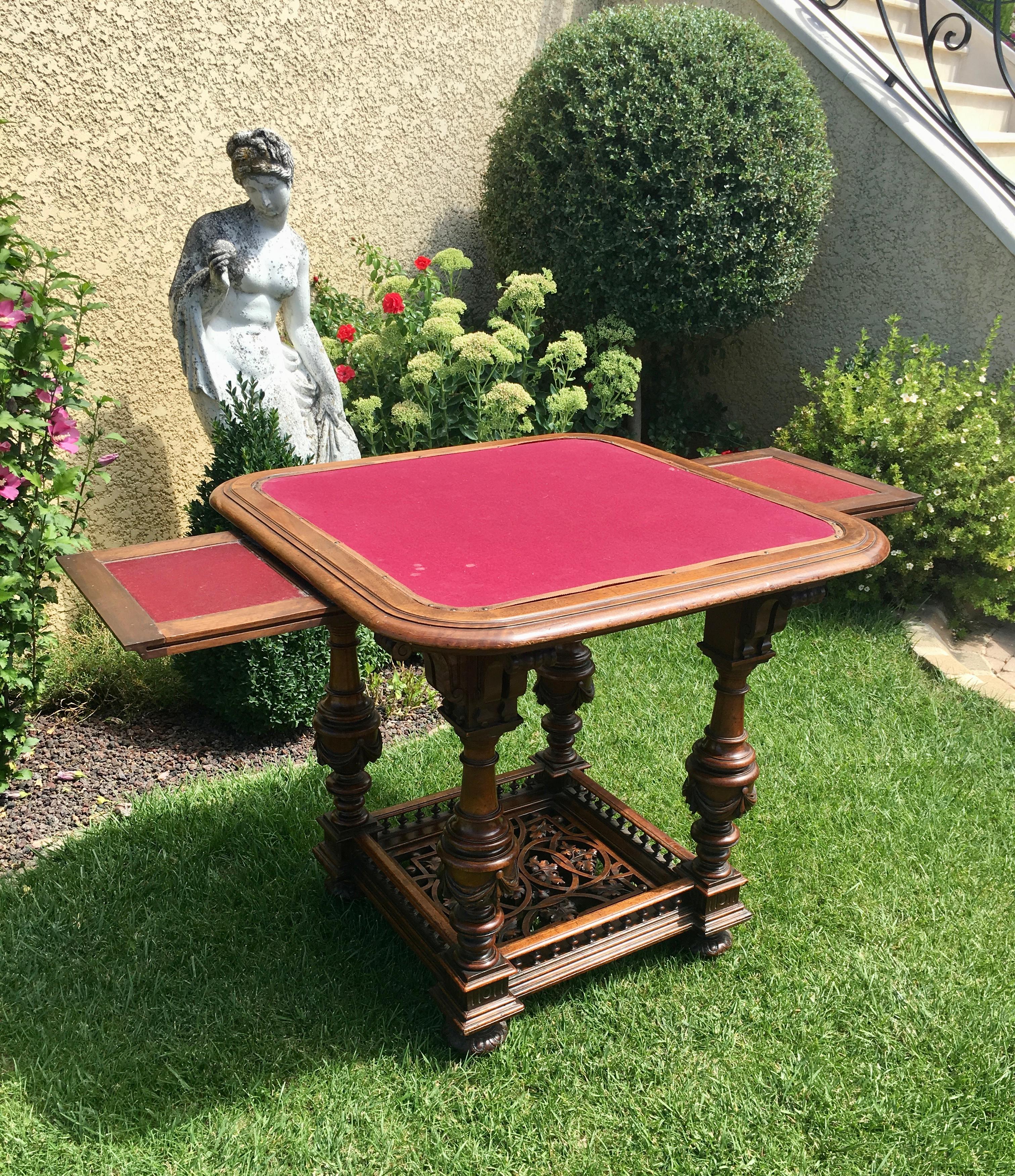 Renaissance Style Walnut Game Table, 19th century In Good Condition In Beaune, FR