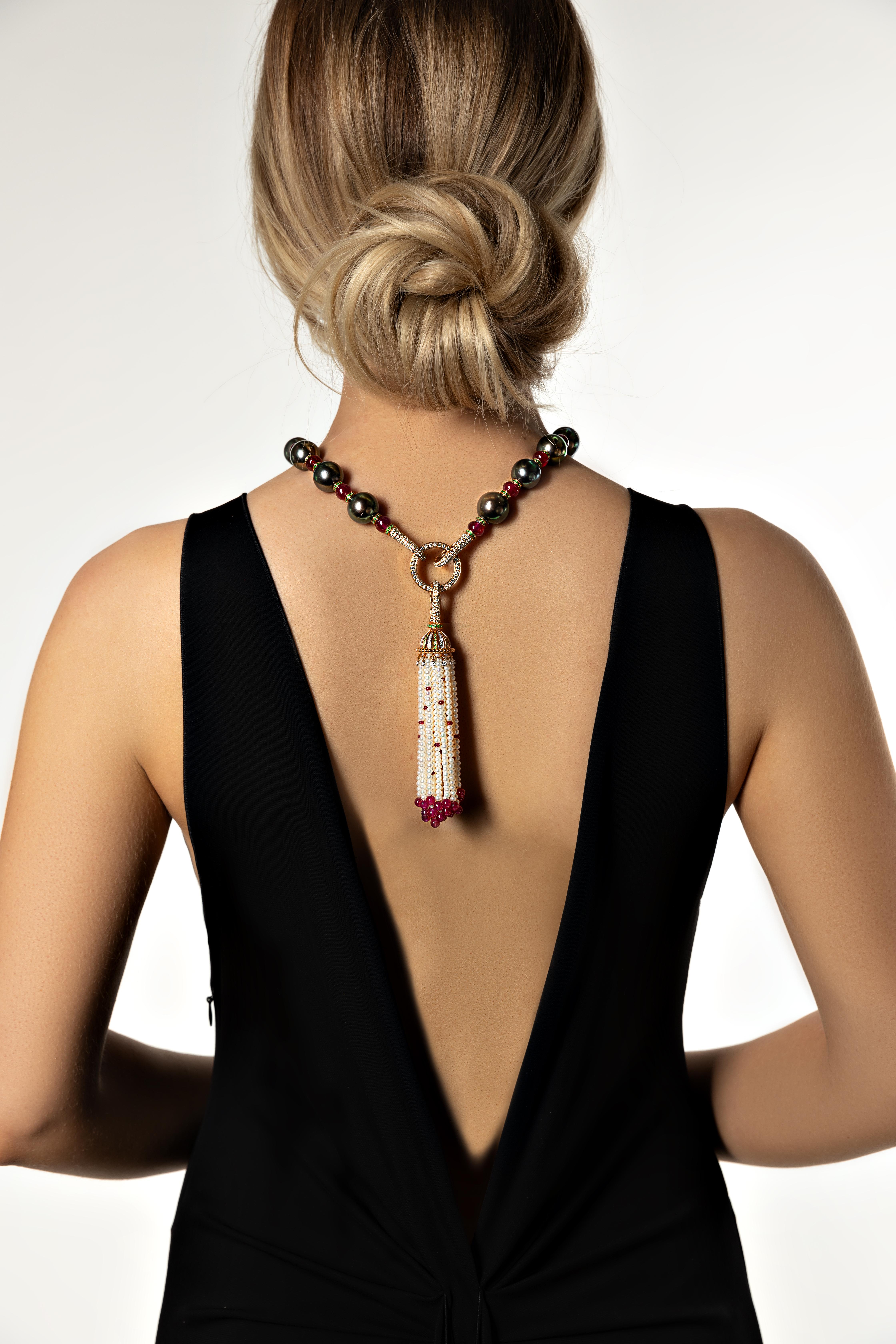 Collana rinascimentale di perle nere di Tahiti, rubini, tsavorite, diamanti e perle Akoya in vendita 1