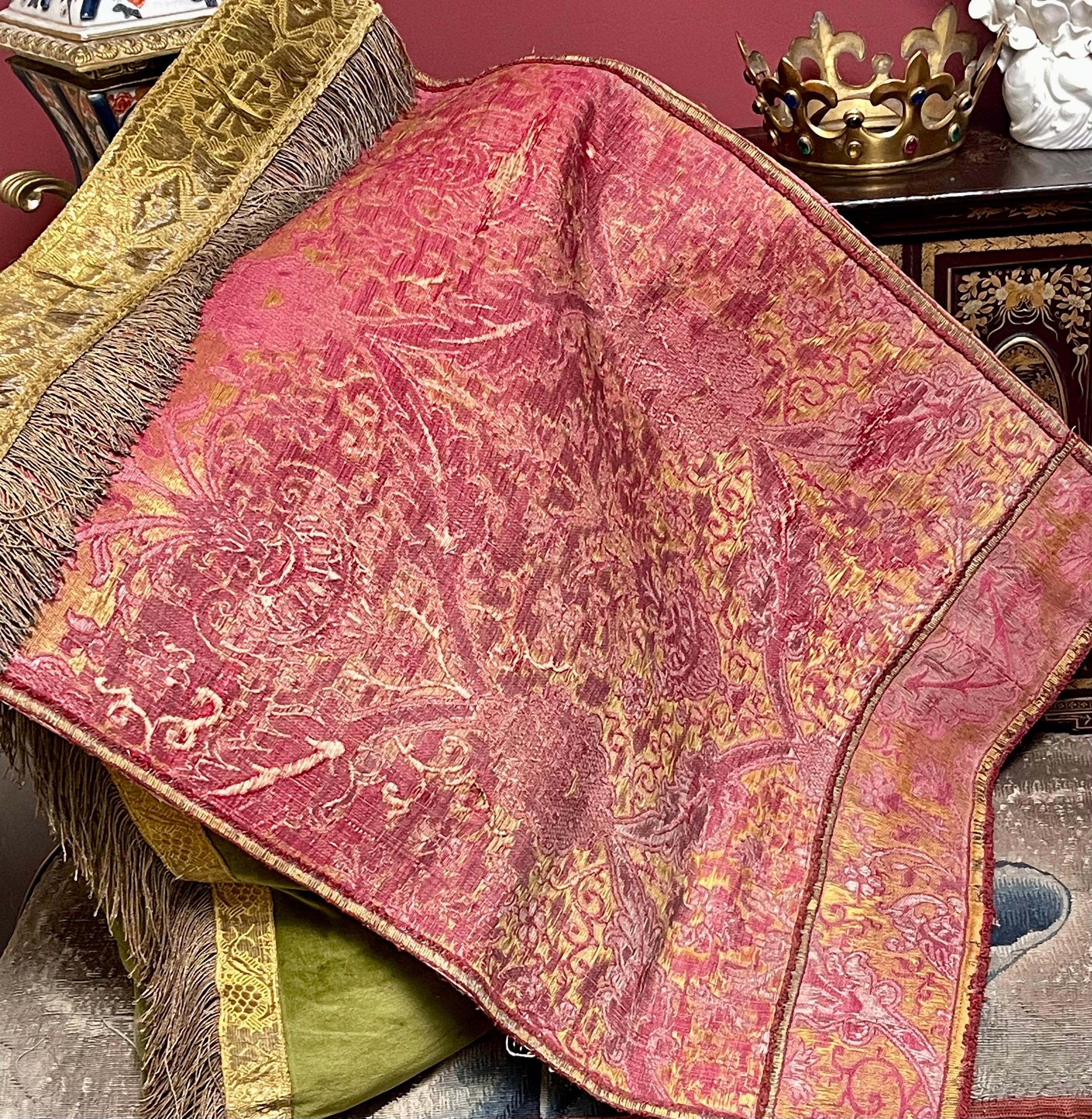 renaissance textilpaneel
Der Grund aus karmesinrotem Seidensamt ist mit einem Muster aus Blumen und Blättern in Goldfadenbordüren appliziert.
 Behält die ursprüngliche goldene Metallborte an einer Kante und die Leinenunterlage bei

 Spanisch oder