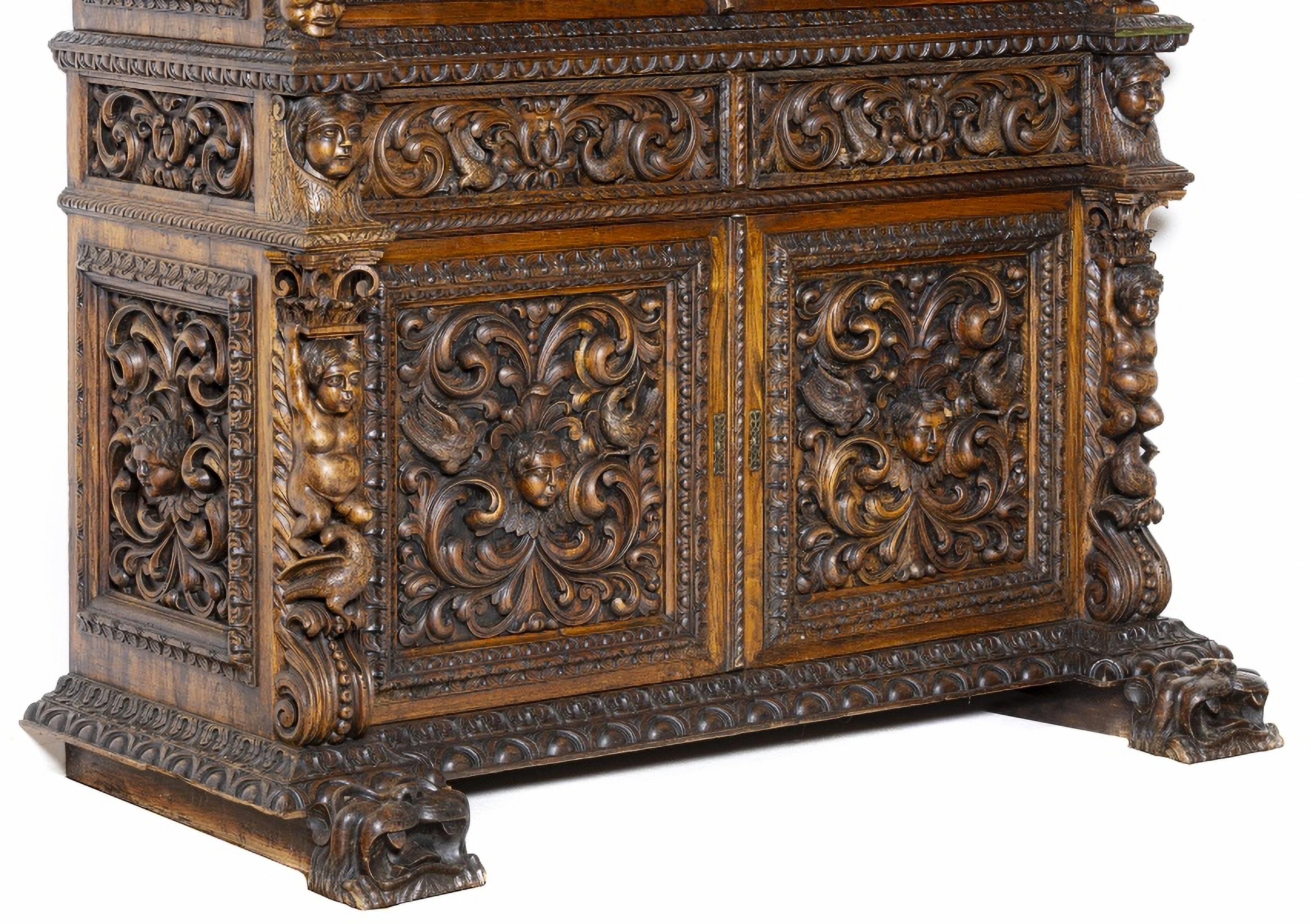 CABINET A DUE CORPI RINASCITA XIX secolo

In legno di Oak Wood
Parte superiore con due porte riccamente intagliate.
Parte inferiore con due cassetti e due ante.
Decorato con motivi vegetali, puttini zoomorfi e maschere. Piccoli difetti.
Dimensioni: