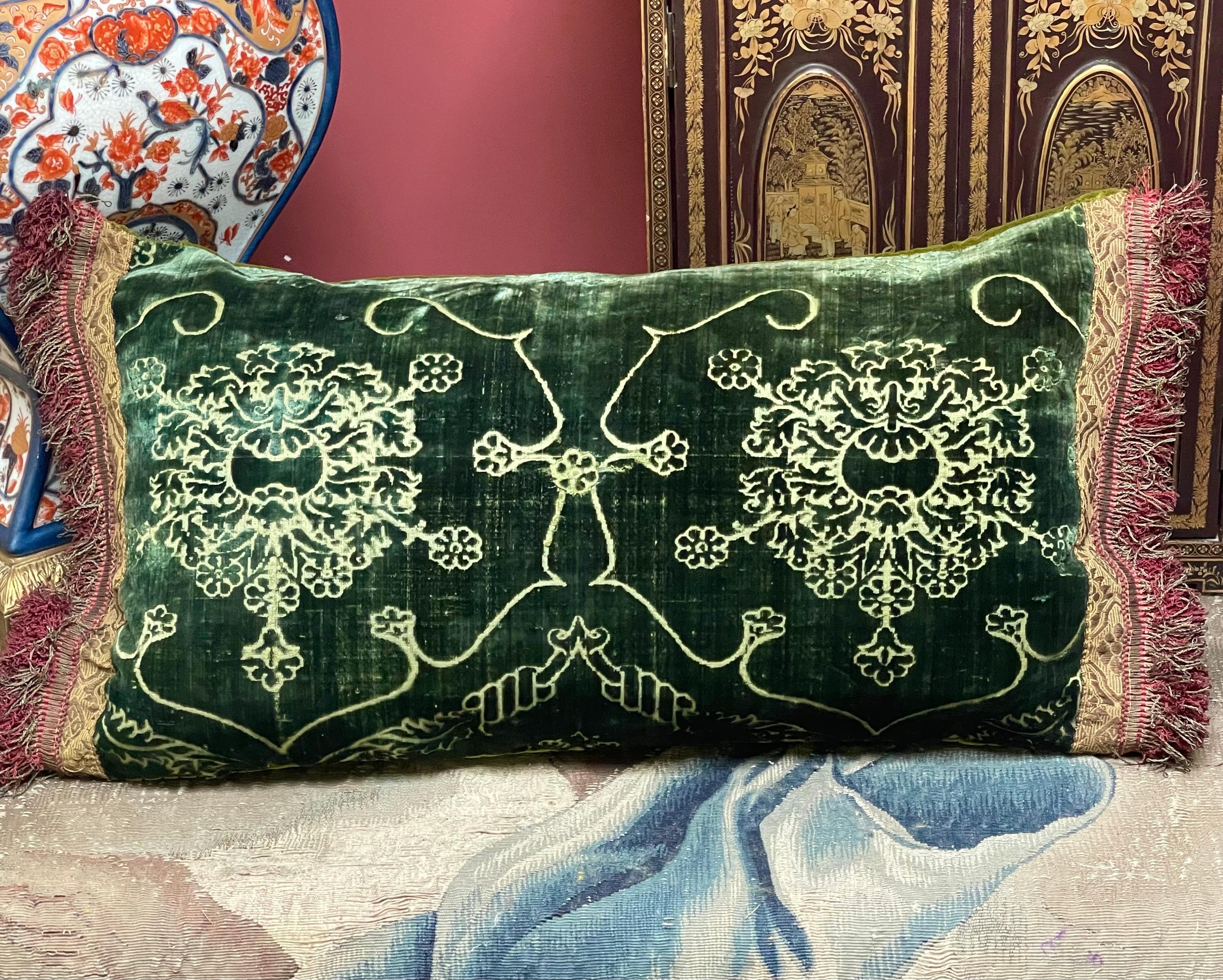 Renaissance Velvet Pillow In condizioni buone a Canterbury, GB