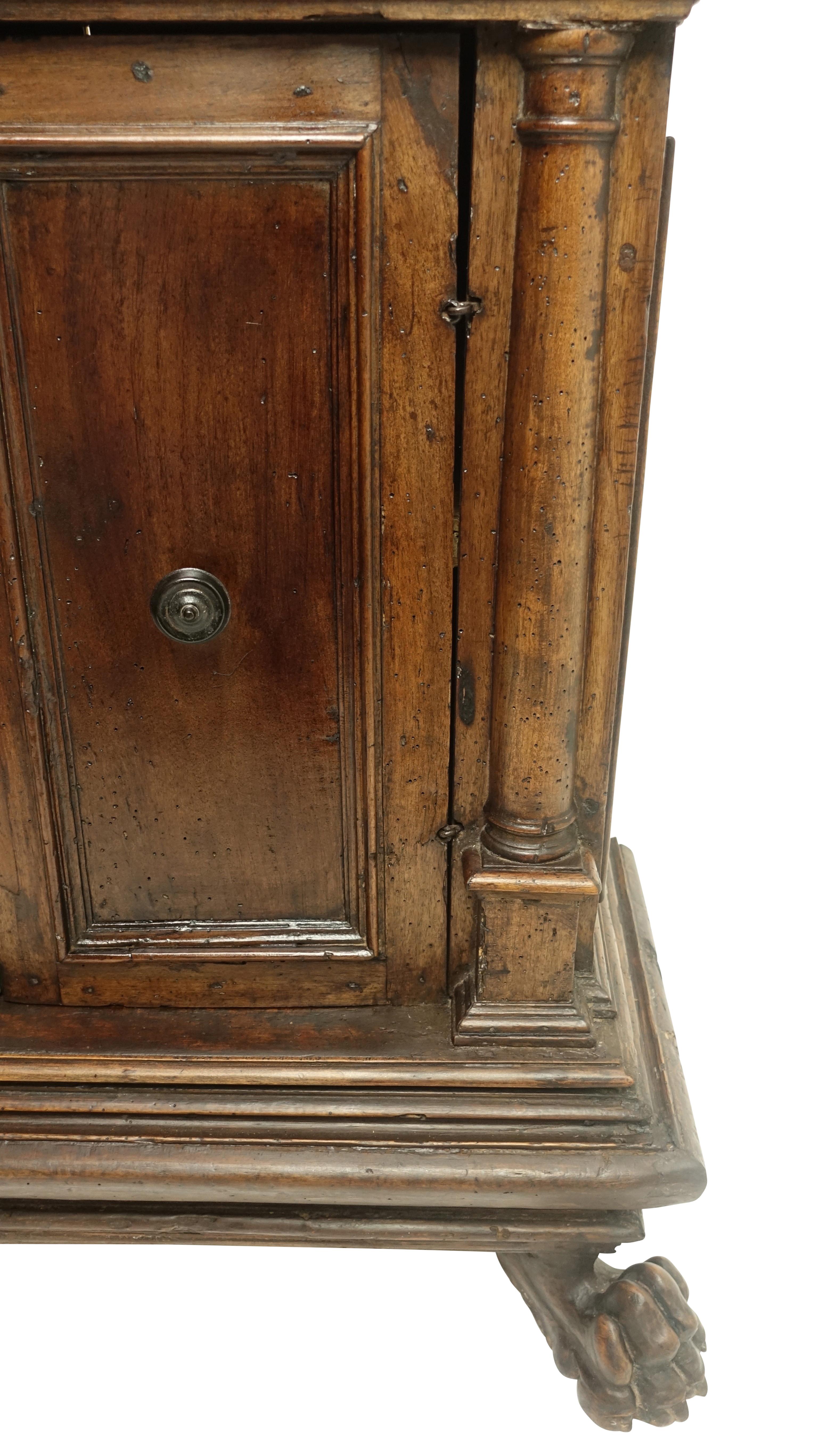 GENUINE Renaissance-Schrank- Buffet aus Nussbaumholz, Italien, frühes 17. Jahrhundert im Angebot 4