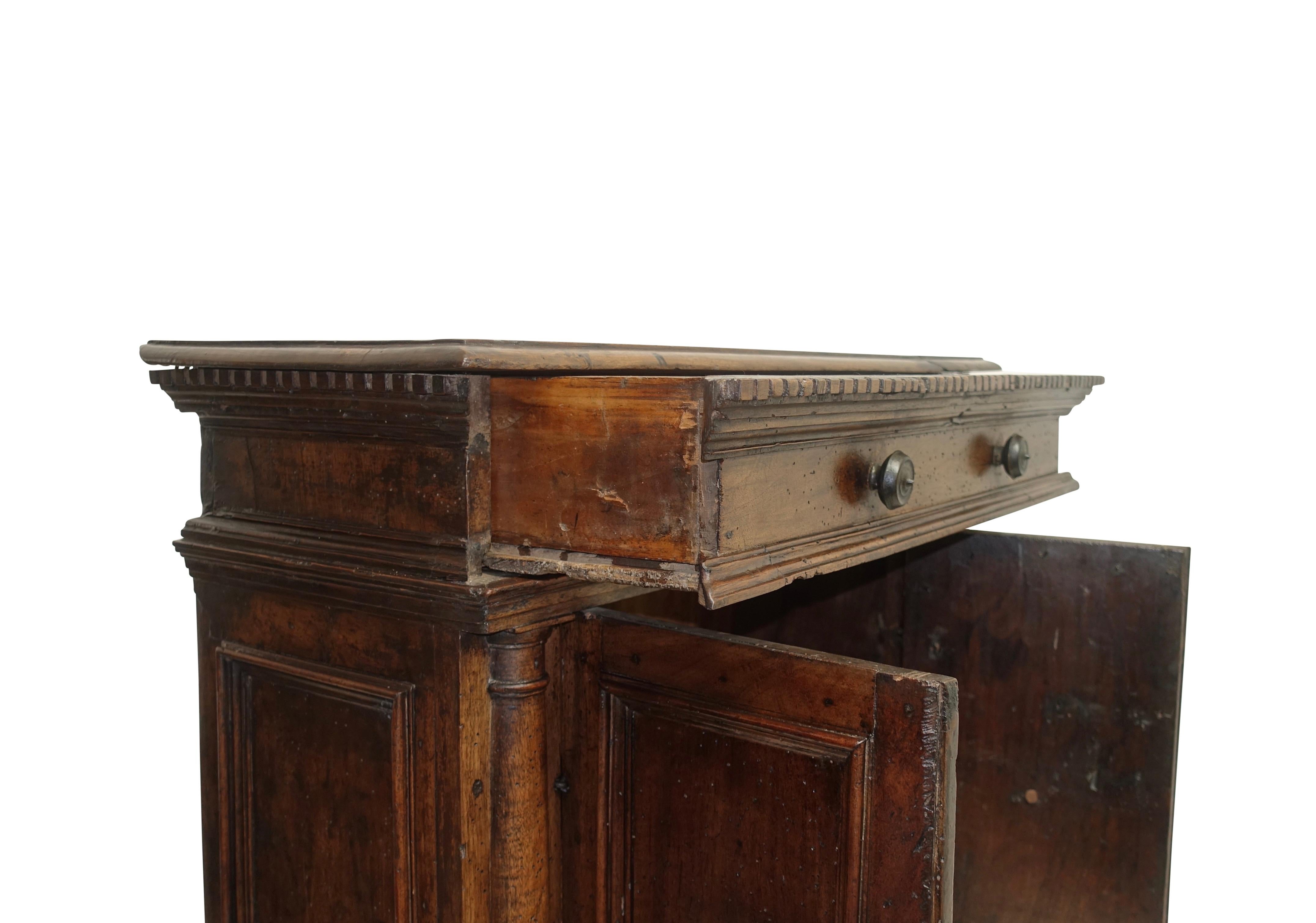 GENUINE Renaissance-Schrank- Buffet aus Nussbaumholz, Italien, frühes 17. Jahrhundert (18. Jahrhundert) im Angebot