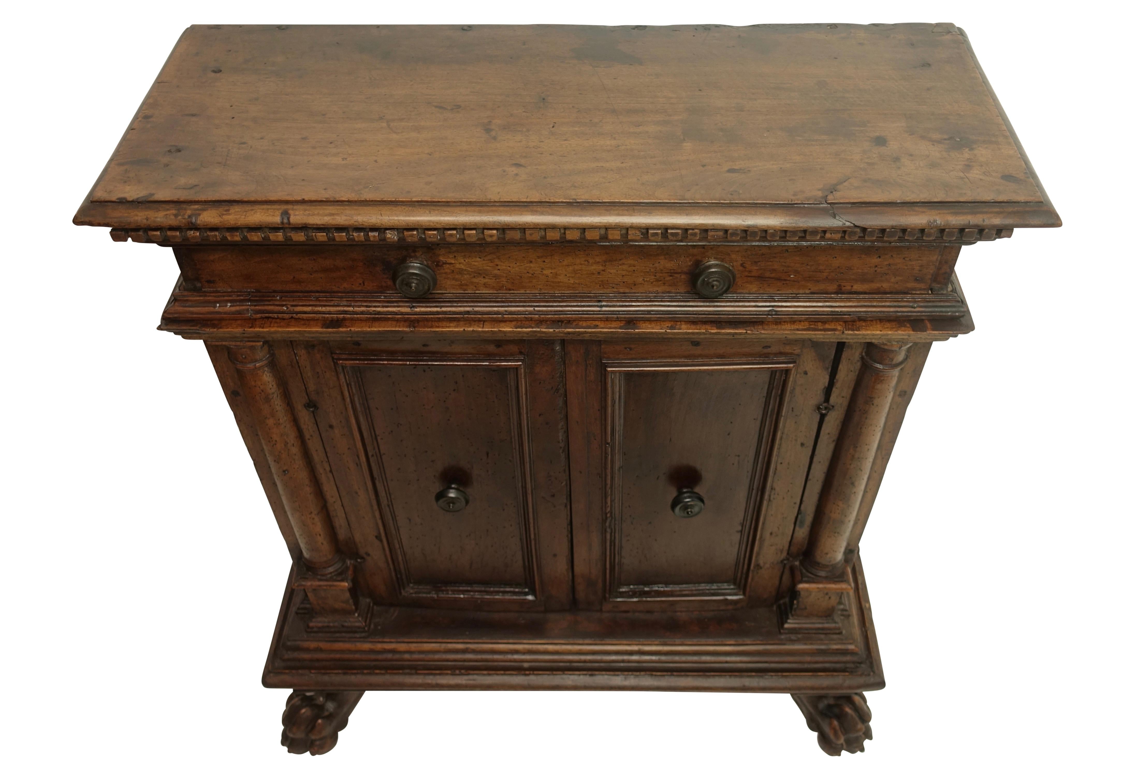 GENUINE Renaissance-Schrank- Buffet aus Nussbaumholz, Italien, frühes 17. Jahrhundert (Walnuss) im Angebot