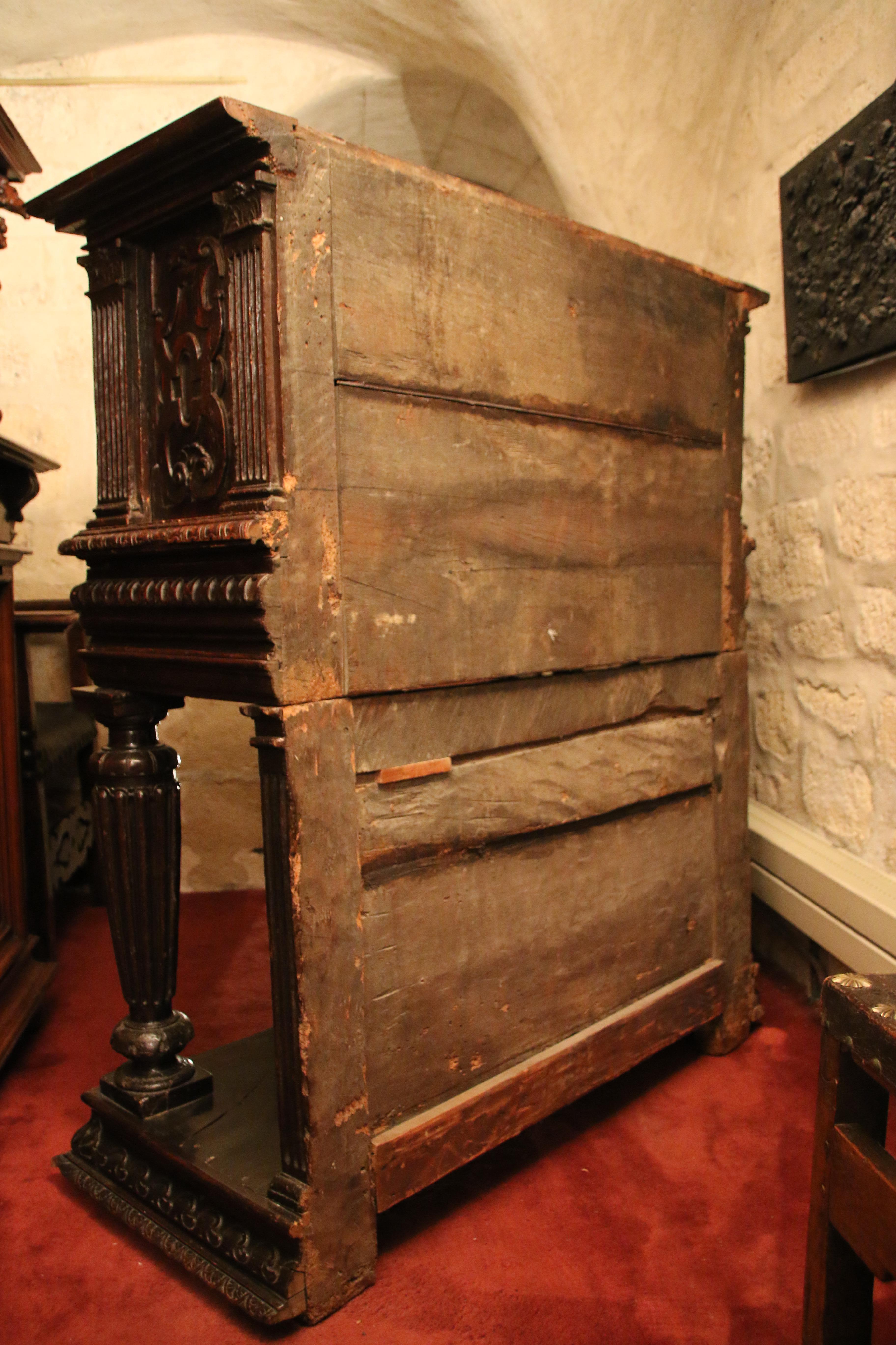 The Middle Ages dresser is a piece of furniture divided in two parts. The bottom part is open while the upper part is full and closed.

The upper part is decorated with an abundance of carving on the front and the sides. It is made up of two doors
