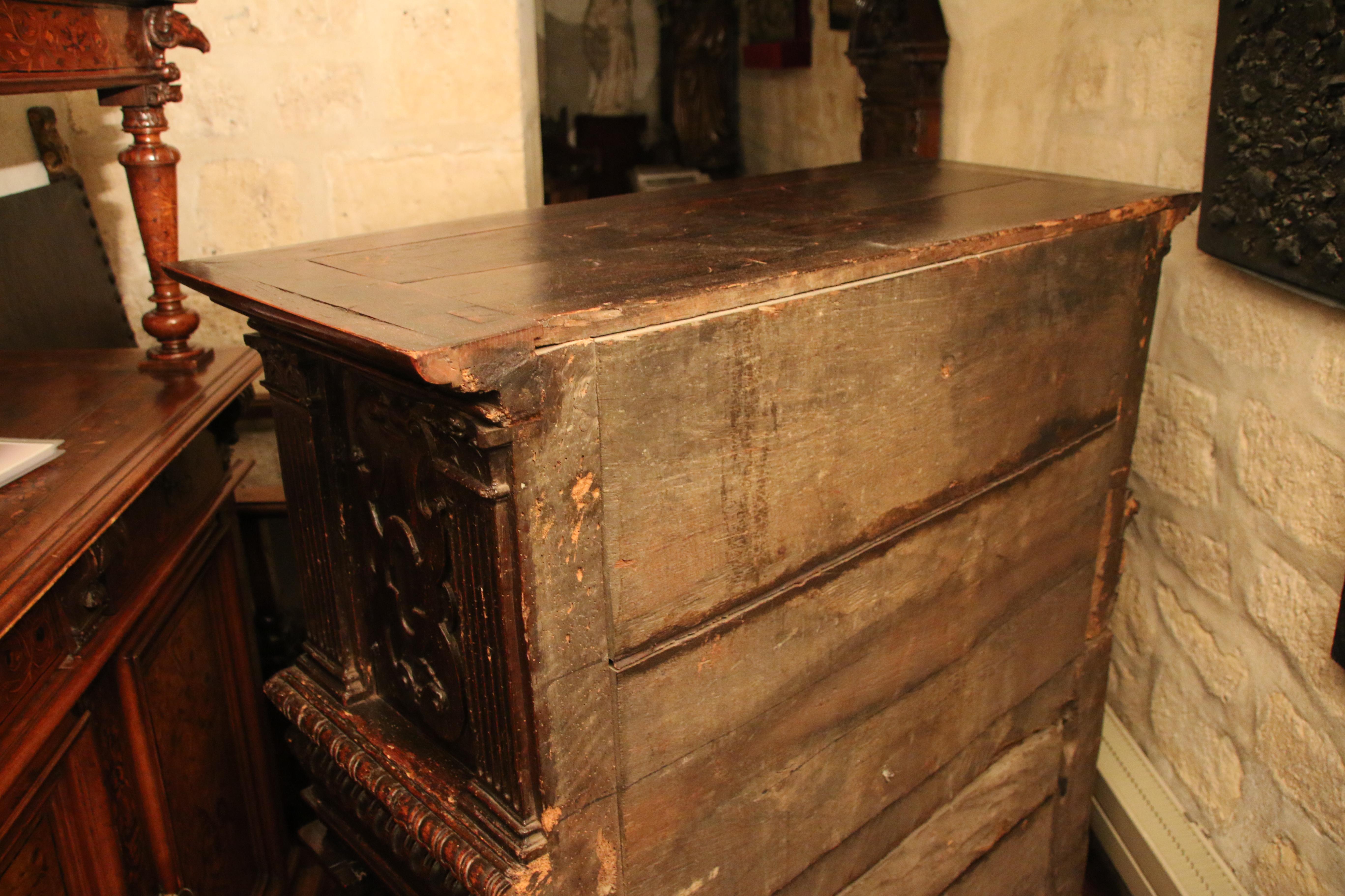 Renaissance Walnut Dresser In Good Condition For Sale In Saint-Ouen, FR
