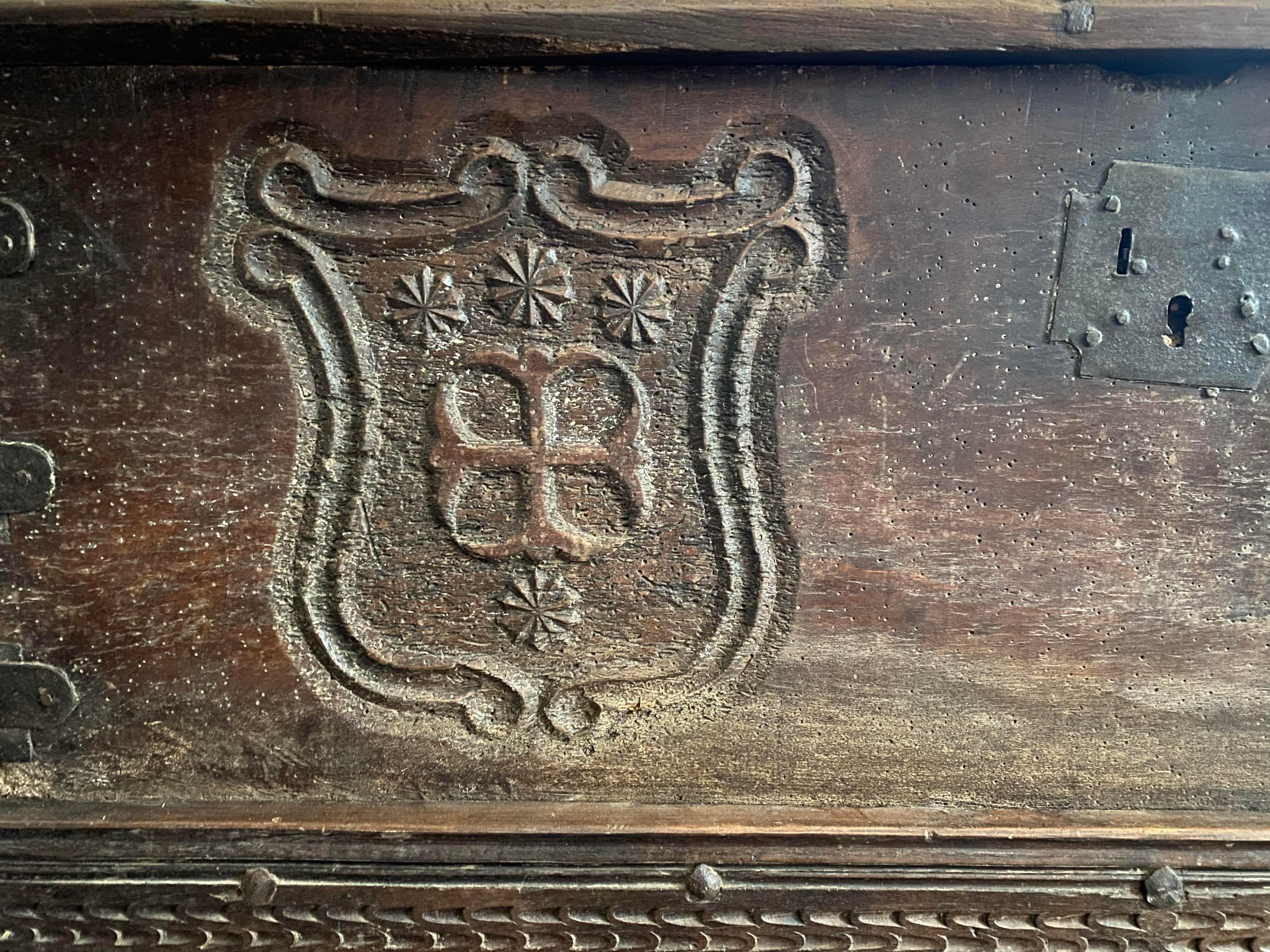 European Wedding trunk / chest with coat of arms - Renaissance - 1600 For Sale