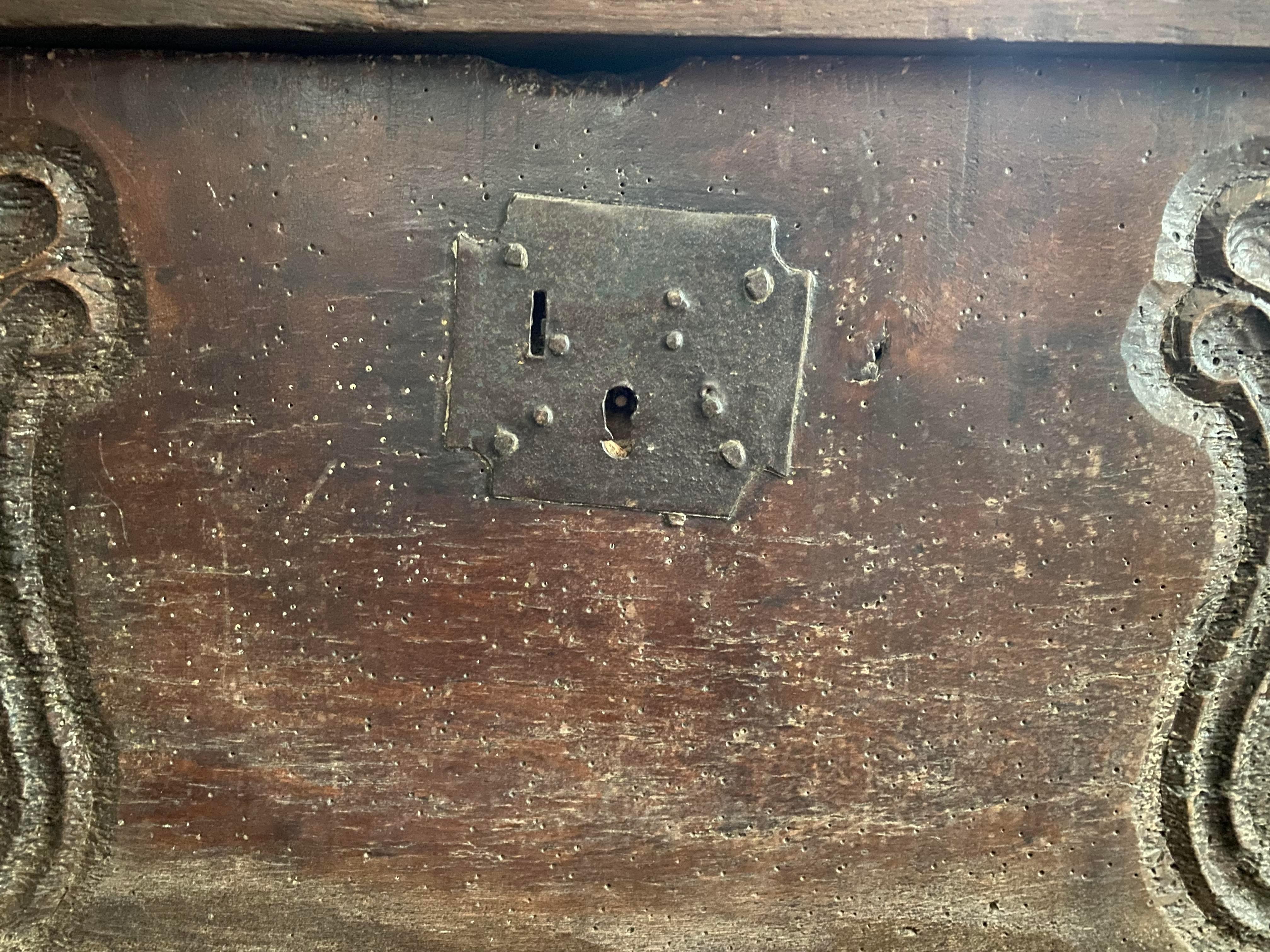 Wedding trunk / chest with coat of arms - Renaissance - 1600 In Good Condition For Sale In Beuzevillette, FR