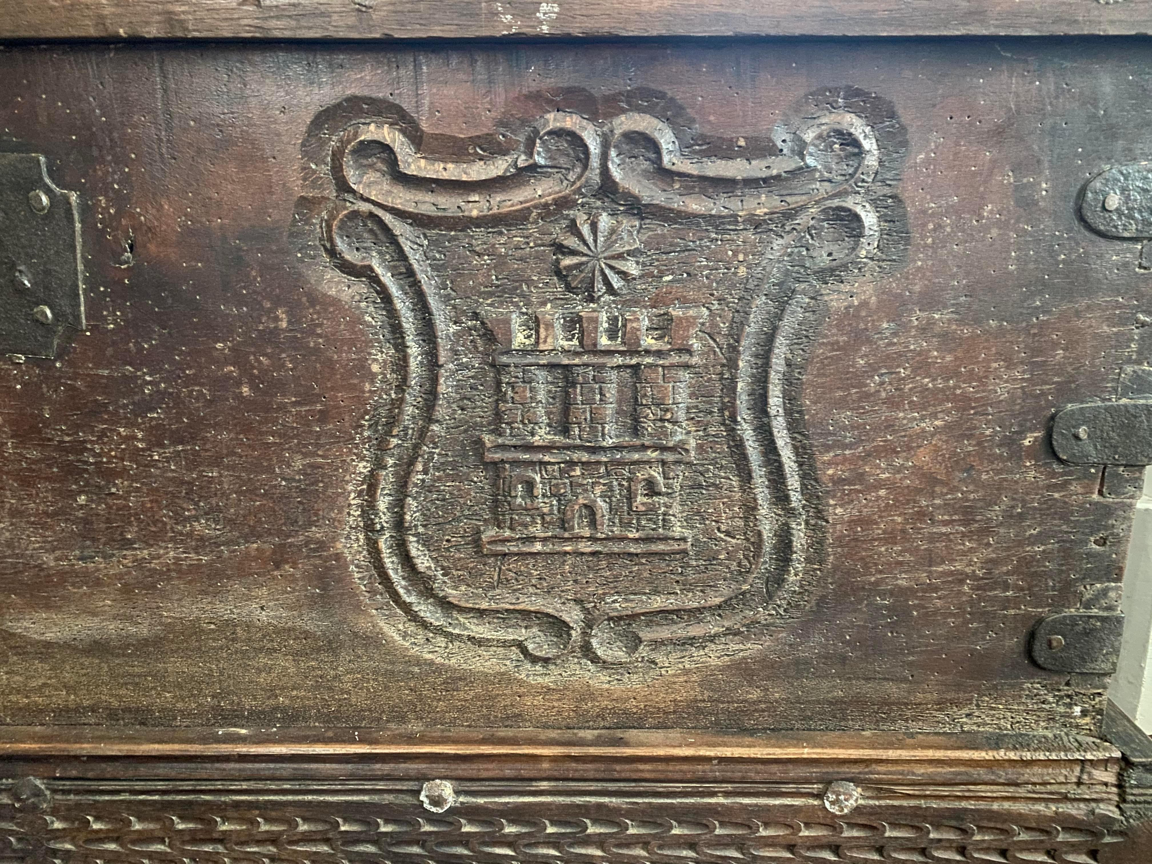 Wood Wedding trunk / chest with coat of arms - Renaissance - 1600 For Sale