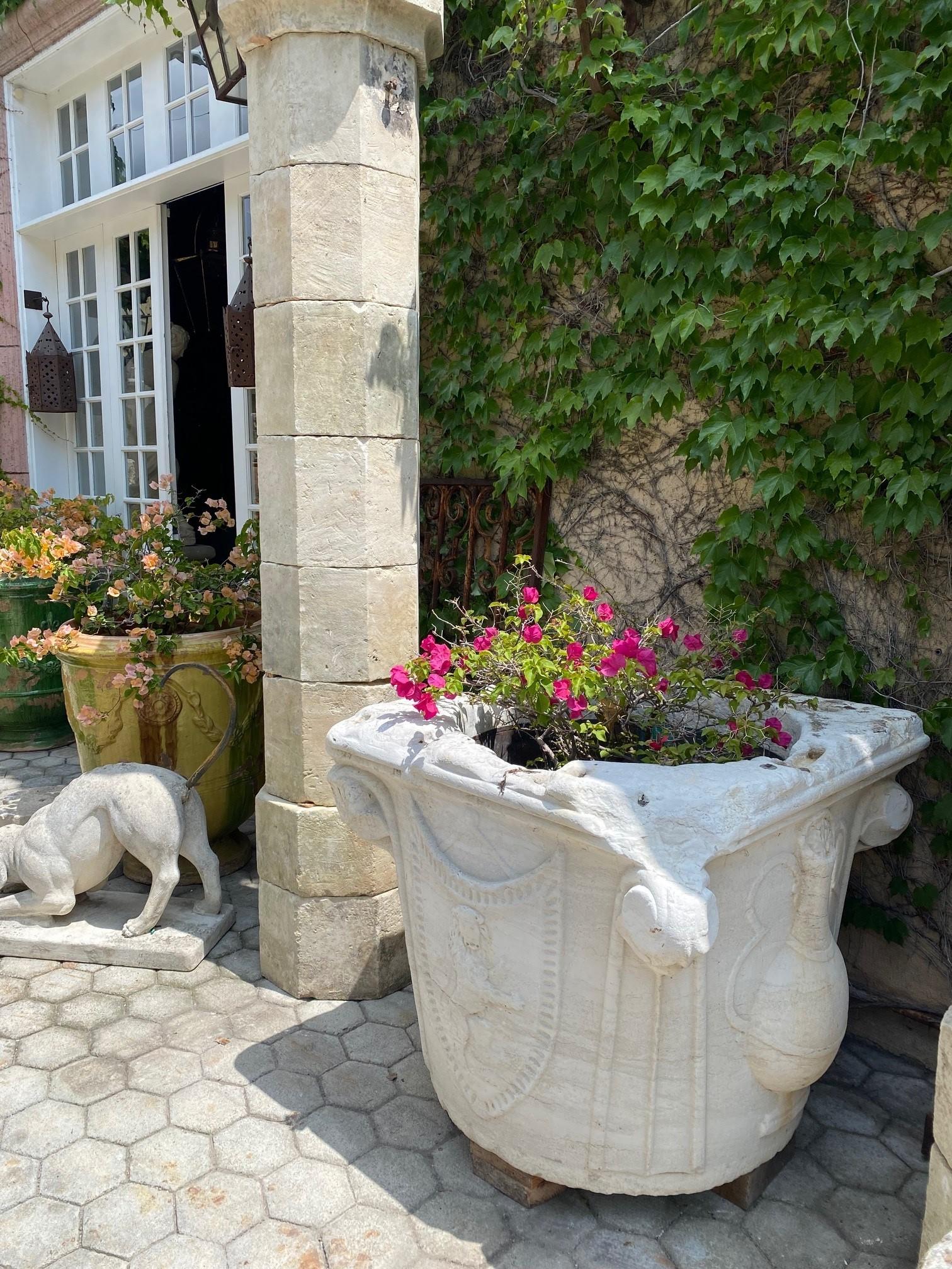 Fontaine à eau de réservoir en marbre sculptée à la main Renaissance  en vente 1