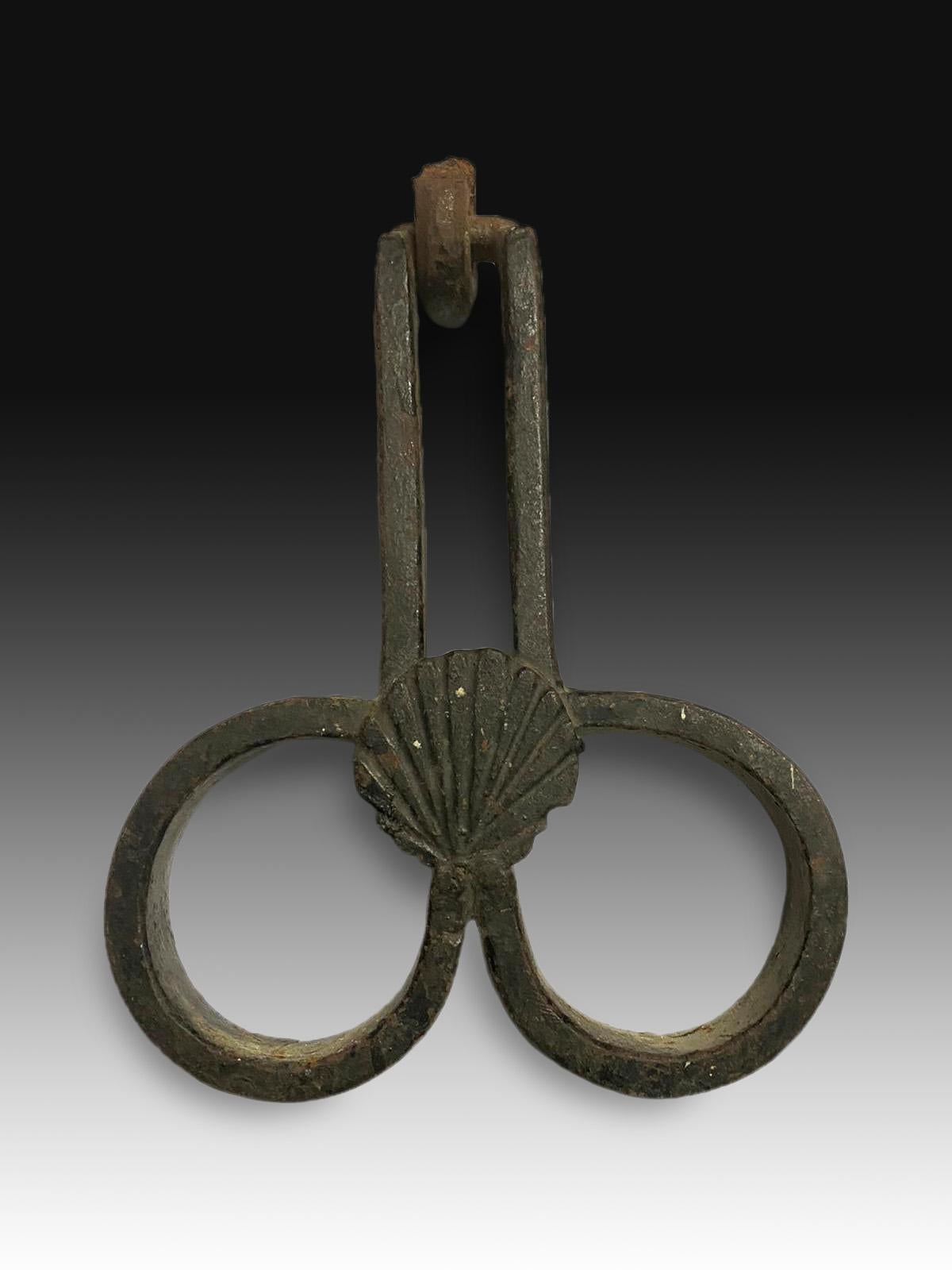 Renaissance Wrought Iron Handle, 16th Century In Fair Condition In Madrid, ES