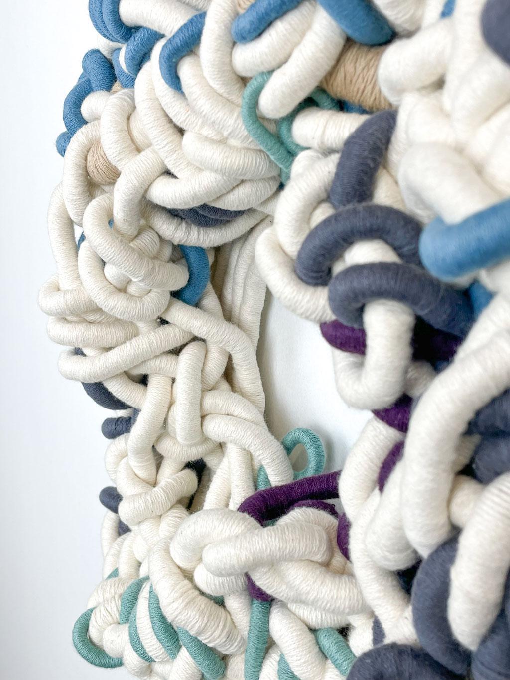 „Reaching limbs below'' Handgewickelt, Baumwolle, Fasern, Textilien, zeitgenössische Kunst – Sculpture von Renata Daina