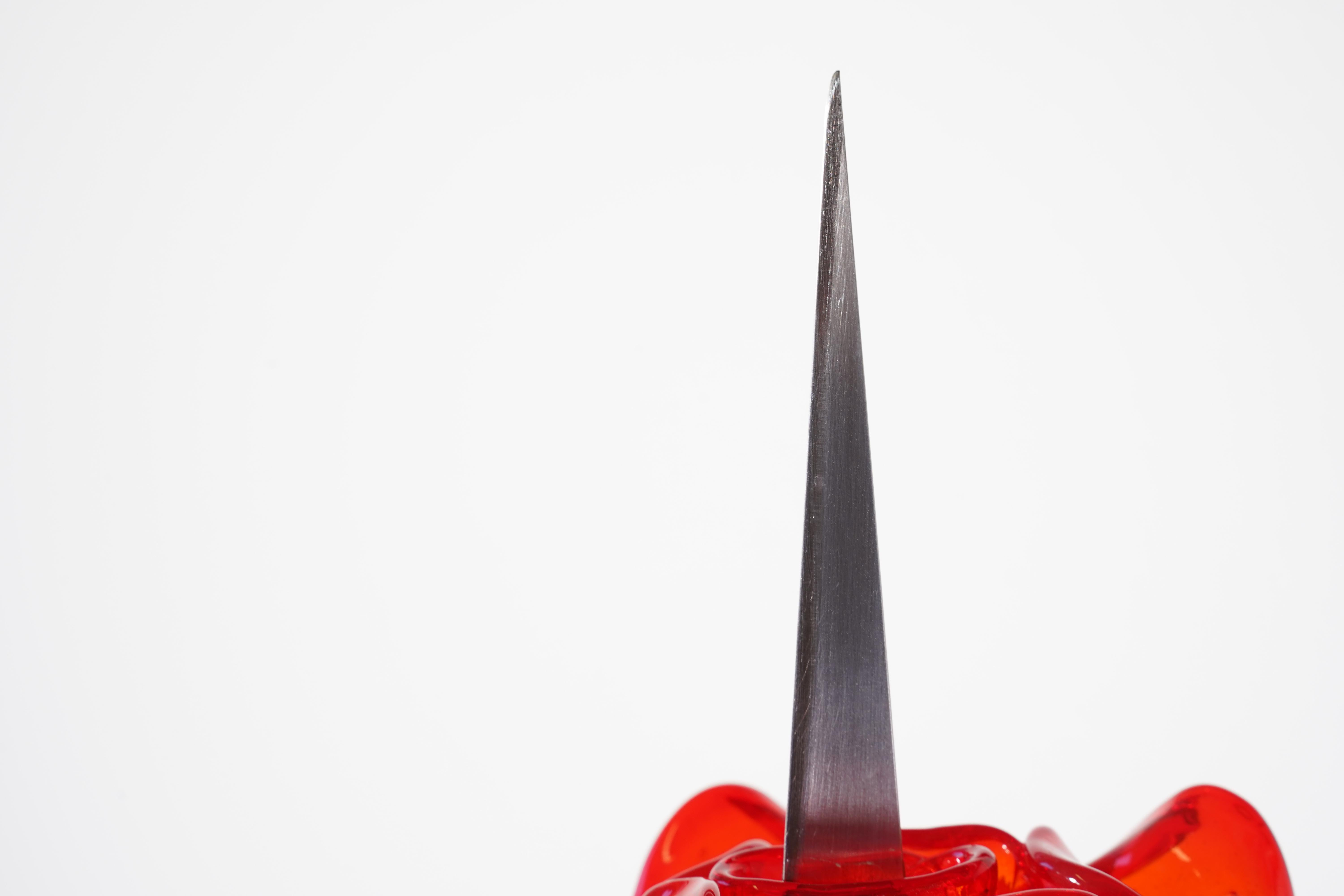 Sculpture de rose rouge Discordo Ergo Sum avec couteau en verre de Murano de Bertlemann en vente 2