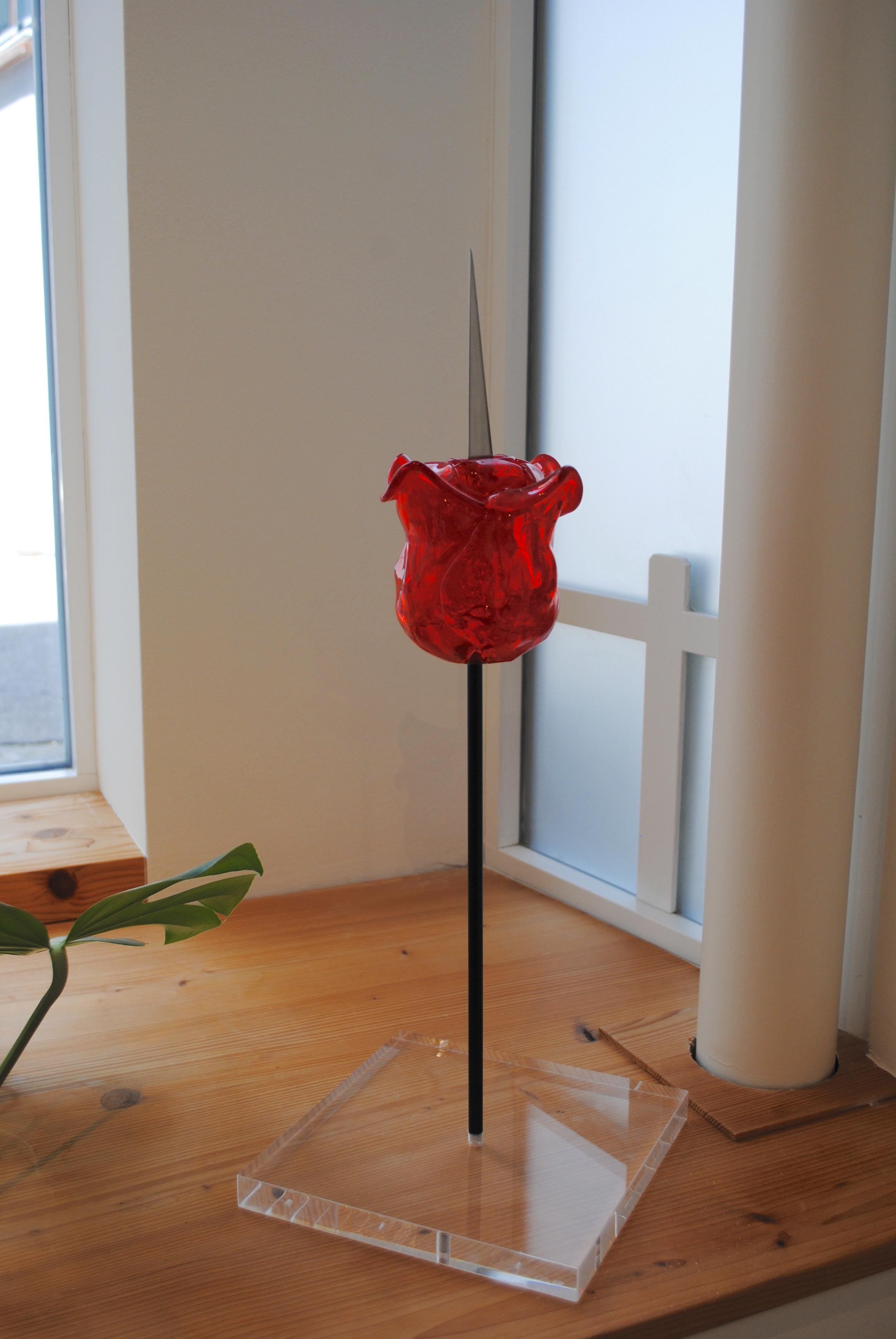 Discordo Ergo Sum Rote Rose Skulptur mit Messer aus Muranoglas von Bertlemann im Angebot 3