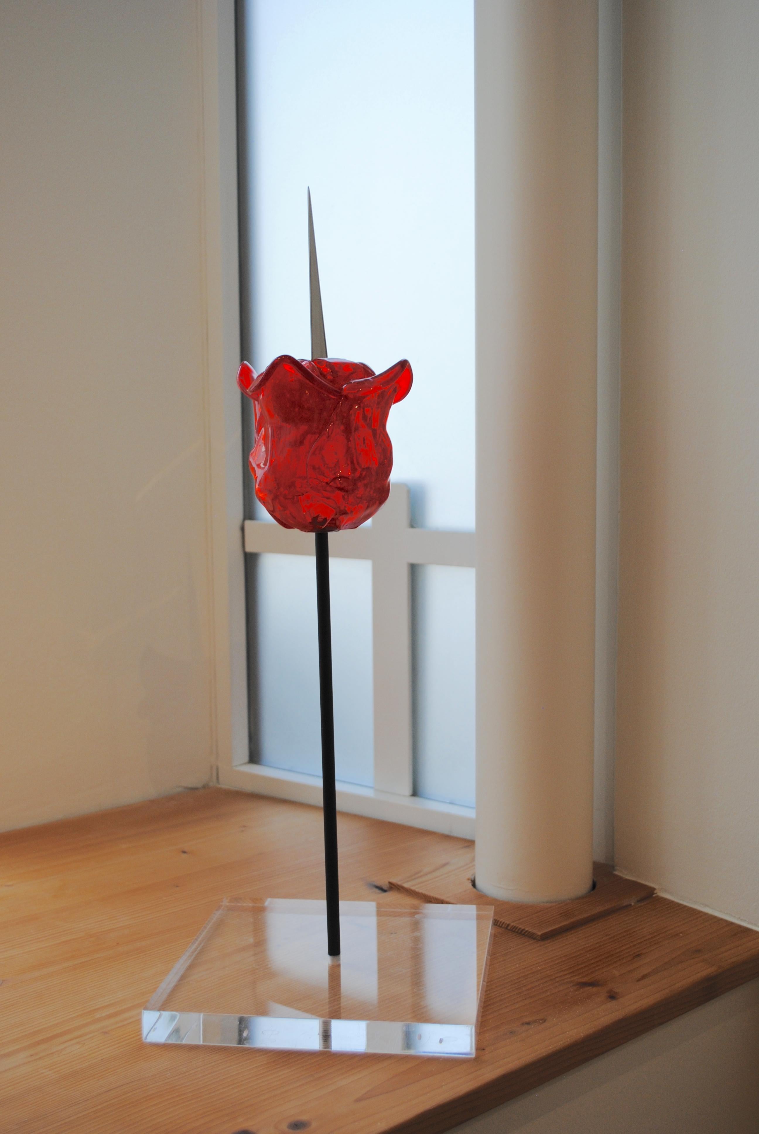 Discordo Ergo Sum Rote Rose Skulptur mit Messer aus Muranoglas von Bertlemann im Angebot 4