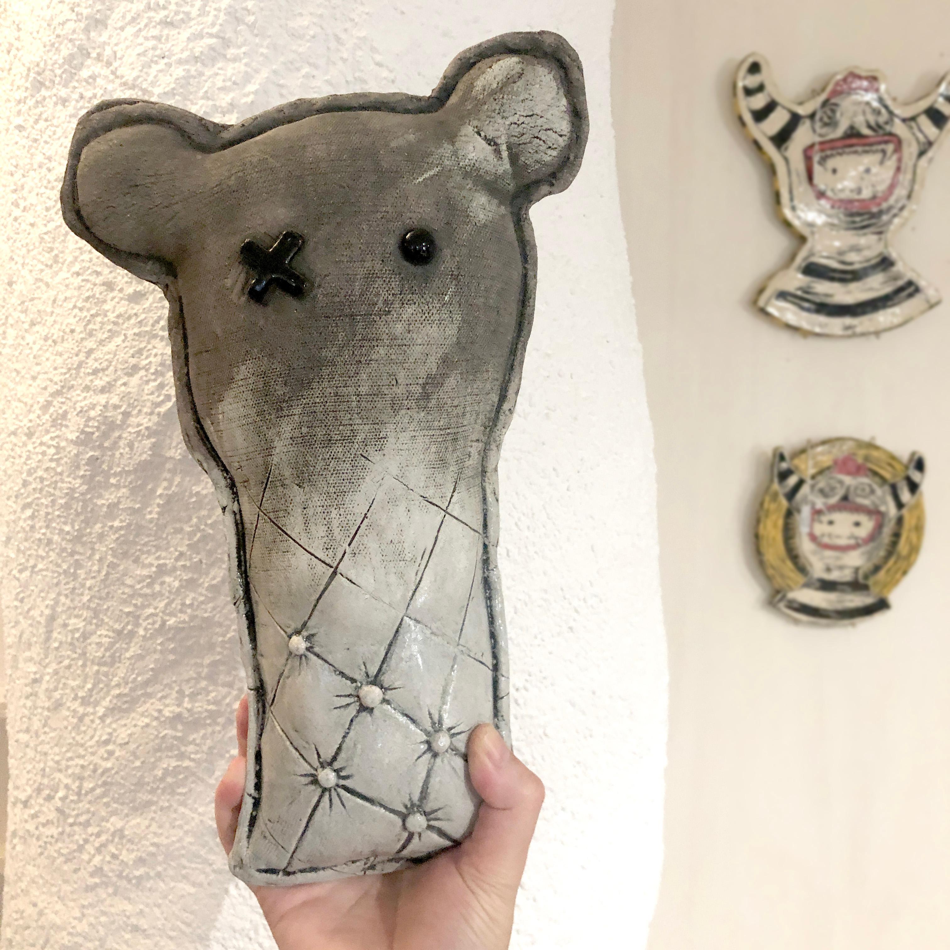 Wir präsentieren Théodor Gerald I oder einfach Teddy G, einen weiteren kuscheligen Keramik-Teddybären in schickem Grau und Weiß. Passt perfekt in ein modernes Interieur. 

Die Kombination von zeitgenössischer Ästhetik mit einem Hauch von Rebellion