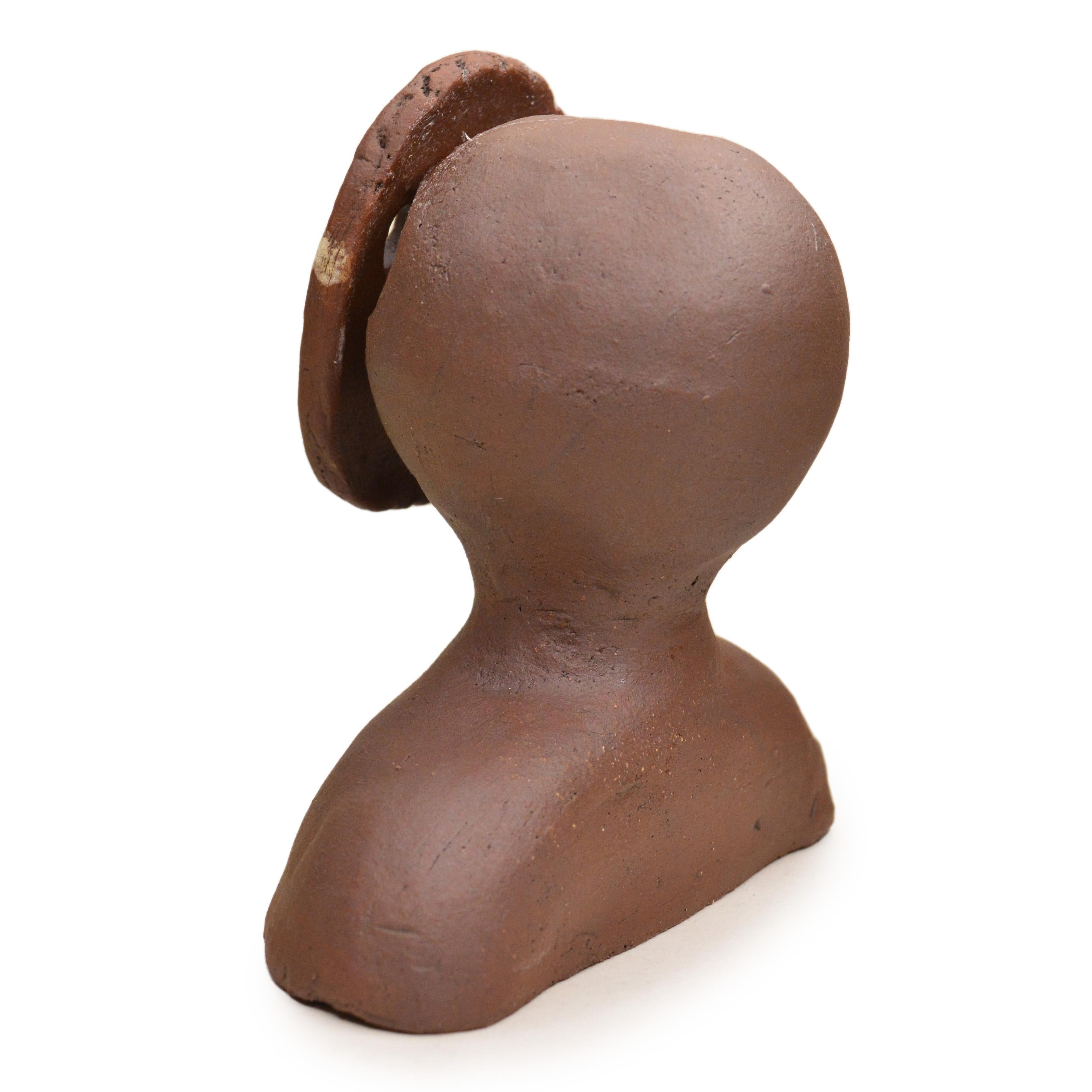 Pin·e·co 013 Original Ceramic Sculpture with wooden mask - Brown Figurative Sculpture by Renate Frotscher