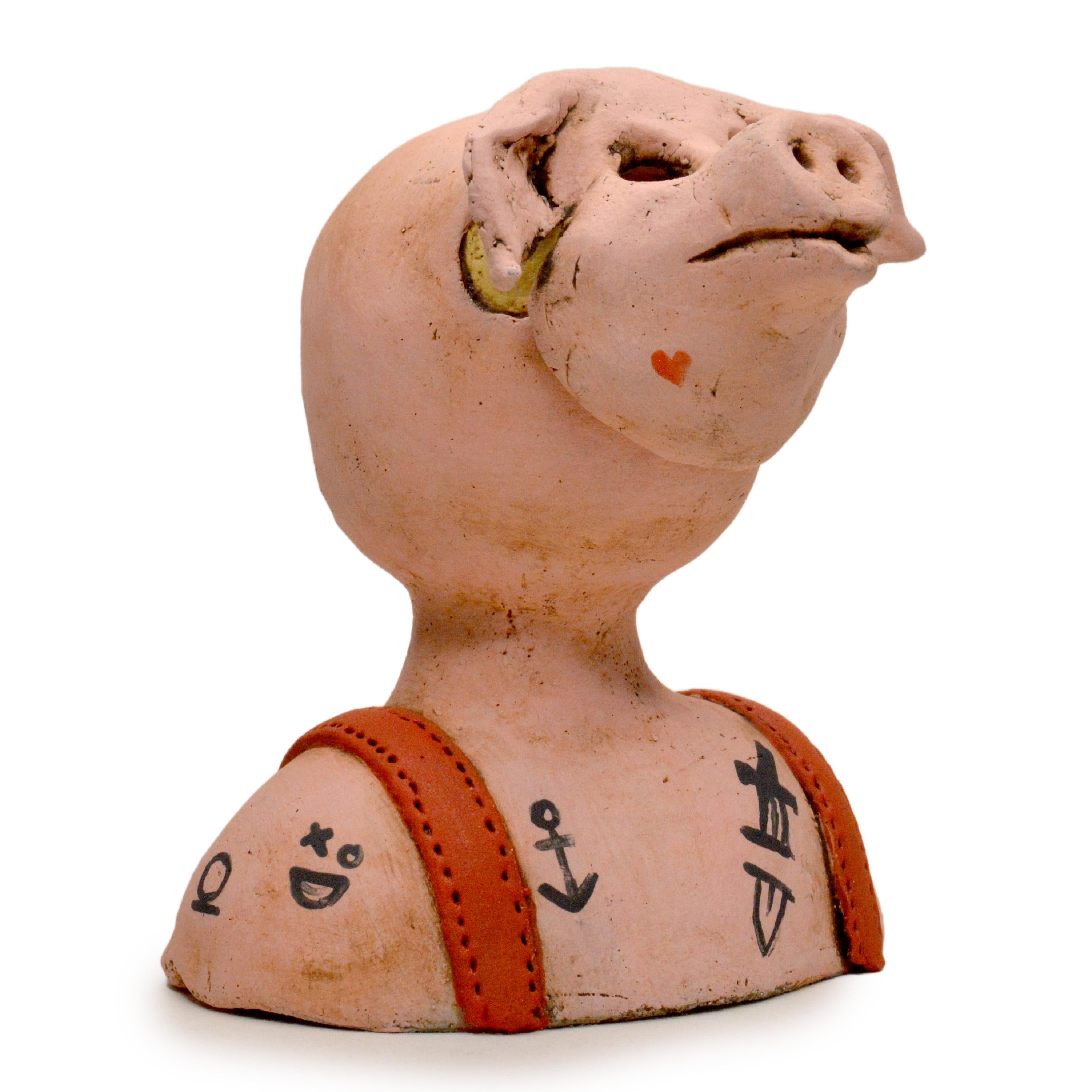 Pin-e-co 021 Original-Keramik-Skulptur als tätowiertes Schwein getarnt (Braun), Figurative Sculpture, von Renate Frotscher