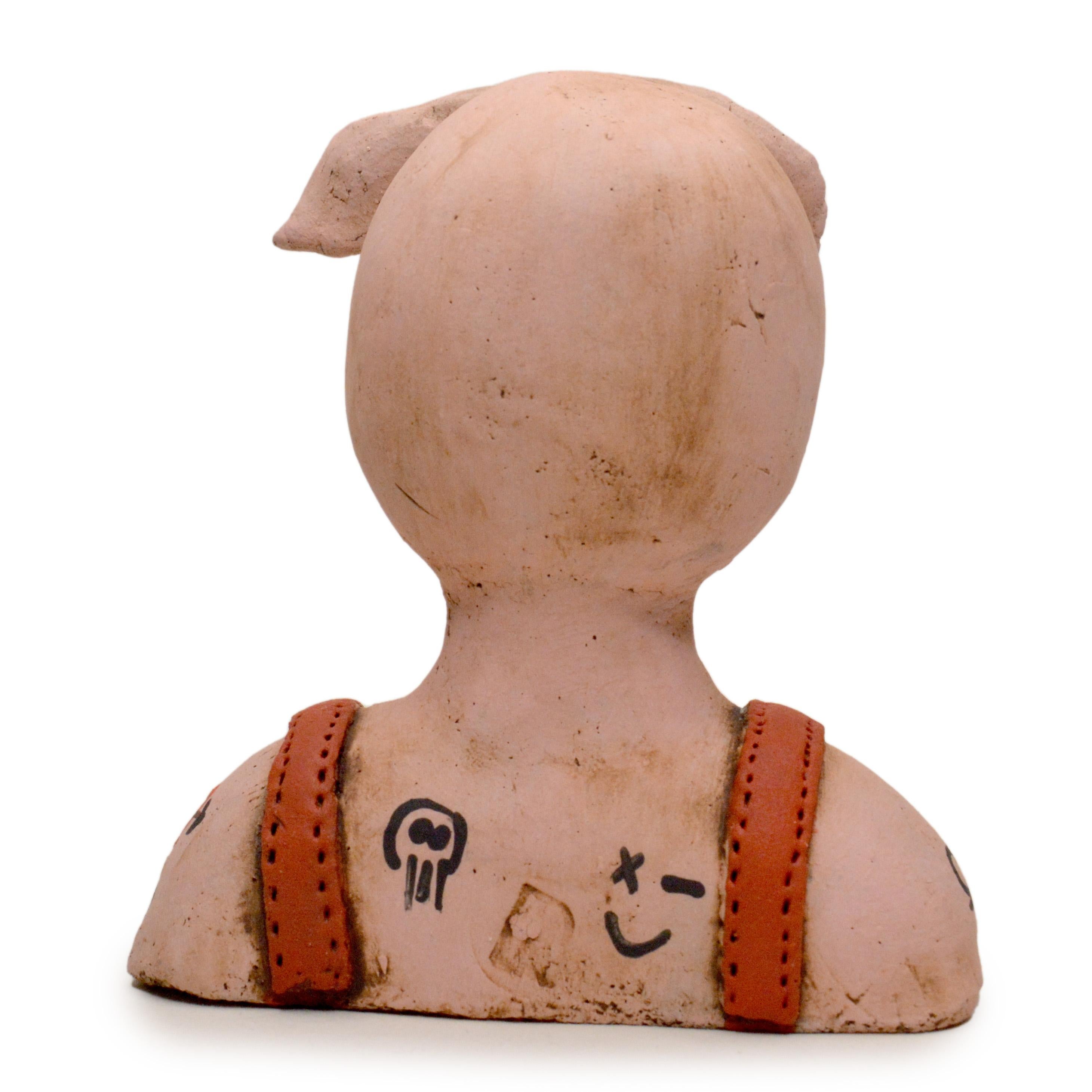 Pineco Nummer 0021 Original Keramik-Skulptur verkleidet als tätowiertes Schwein, das für Glück, allgemeines Glück, Reichtum, Ehrlichkeit und allgemeinen Wohlstand steht. 

Treffen Sie auf eine Vielzahl von Figuren mit unterschiedlichen Masken und