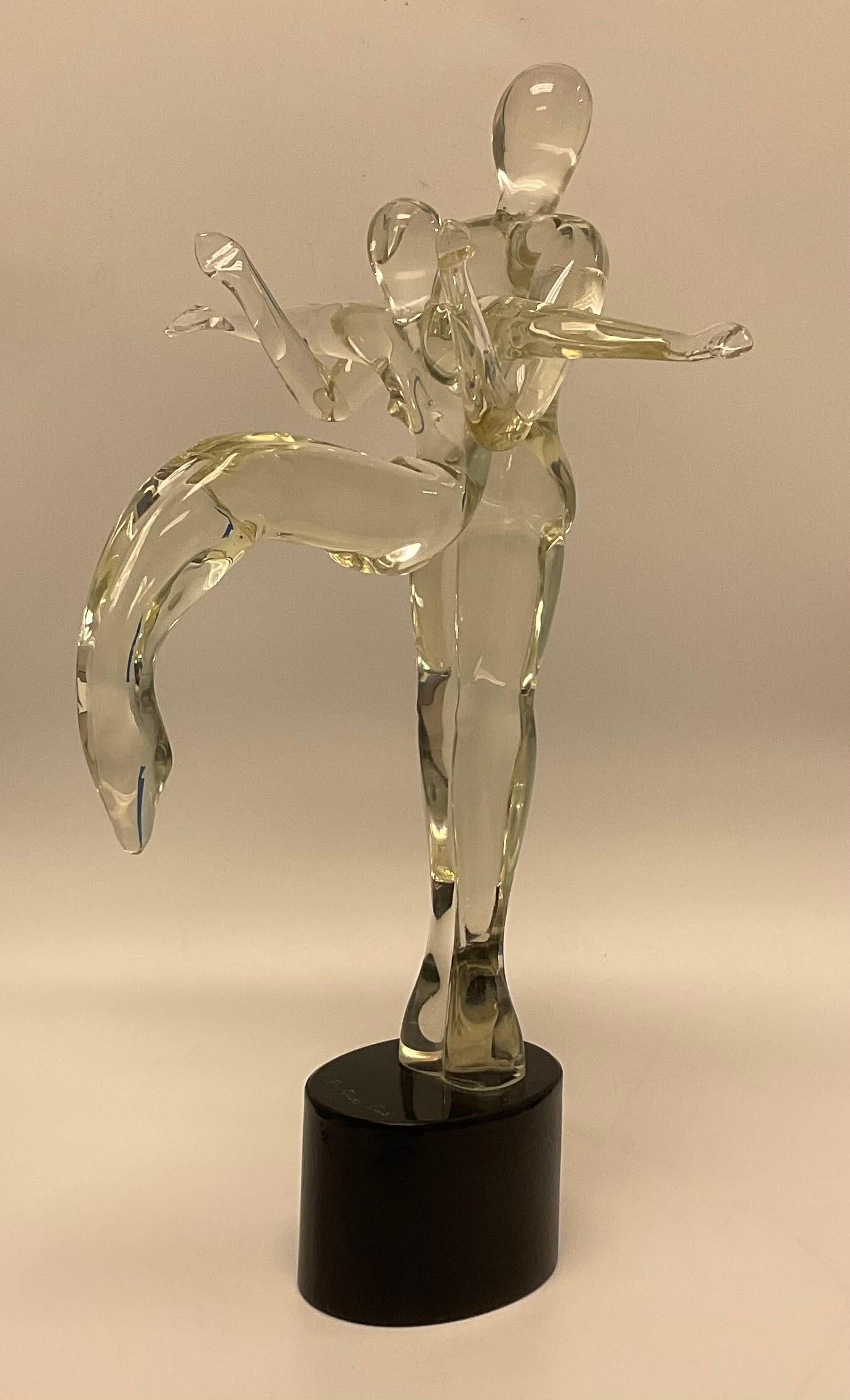 Renato Anatra Gymnaste Dancer Sculpture Murano Art Glass Signée par l'artiste sur la base noire appliquée comme indiqué. 
