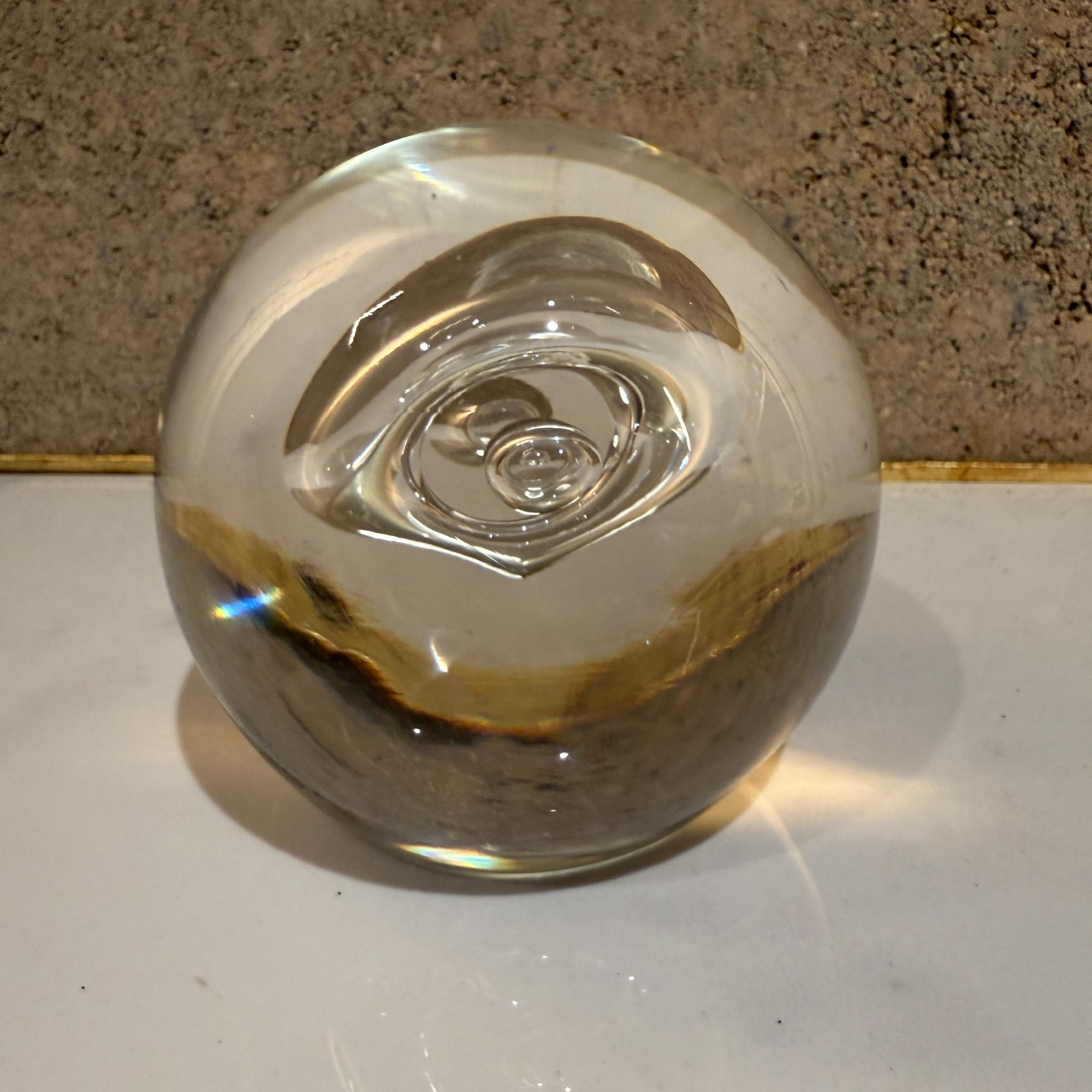 Für Ihre Betrachtung, eine Murano Kunstglas Kugel - Briefbeschwerer mit kontrollierten Blase, entworfen und signiert von Renato Anatra. Mitte des Jahrhunderts, ITALIEN.

Abmessungen: 3,5