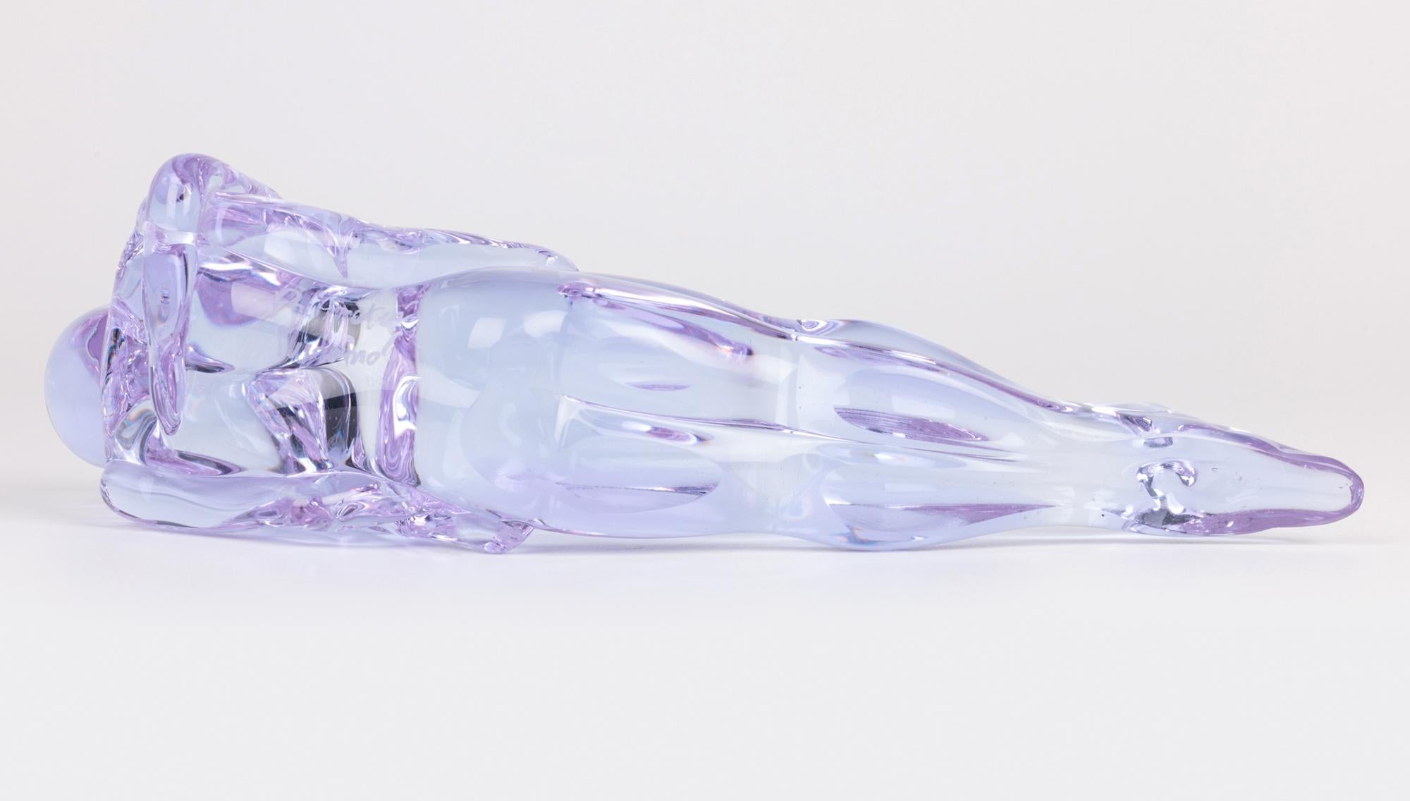 Elegante figura escultórica italiana vintage de Murano de unos amantes, obra de Renato Anatra y que se cree que data de finales del siglo XX. La sólida figura hecha a mano es de cristal tintado de azul y representa a las dos figuras tumbadas en