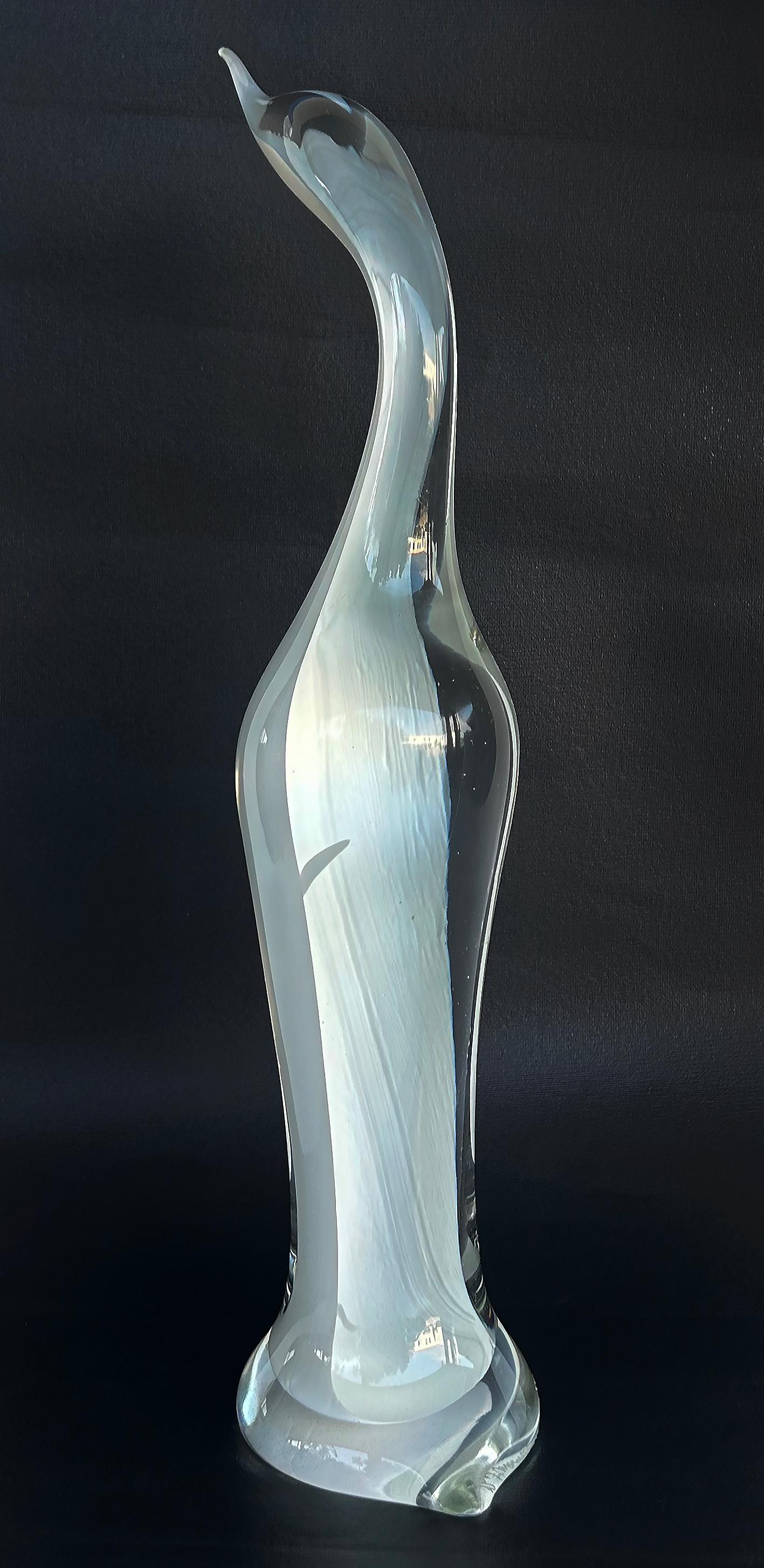 Escultura de pájaro Renato Anatra Murano Glass Sommerso Lattimo, Firmada 

Se ofrece a la venta una gran escultura italiana de cristal de Murano Sommerso Lattimo de un pájaro estilizado, firmada en la parte inferior por el vidriero Renato Anatra.