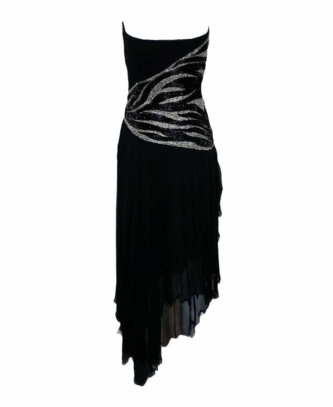 Abendkleid des italienischen Couture-Hauses BALESTRA aus den 1980er Jahren: Schwarze und silberne Perlen und Verzierungen bilden ein zebraähnliches, gefiedertes und gestreiftes Motiv. Gerafftes und entbeintes Mieder mit mehrlagigem, asymmetrischem