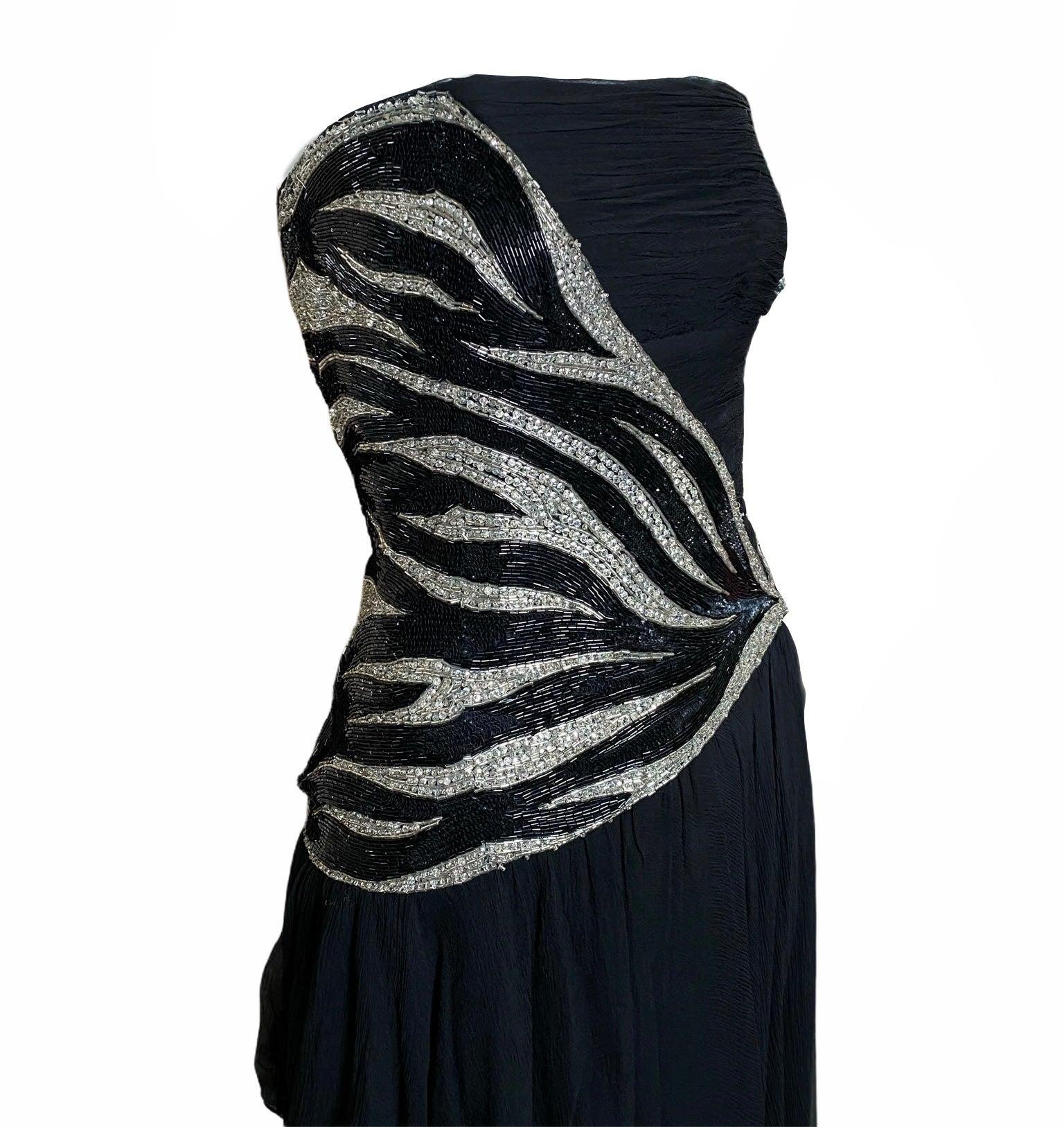 Renato BALESTRA Asymmetrisches Abendkleid aus Chiffon mit Perlenstreifen, 1980er Jahre (Schwarz) im Angebot