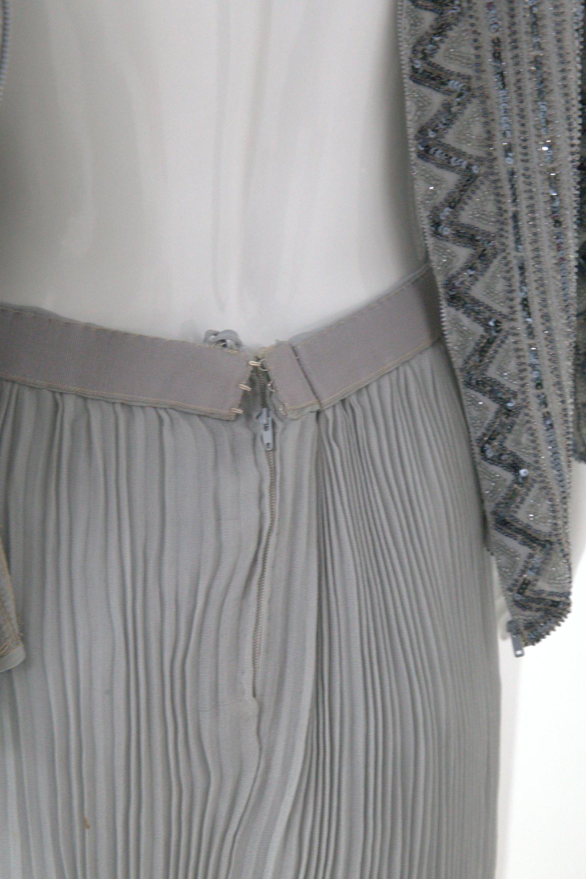 Elegante abito da sera vintage con paillettes di Renato Balestra in grigio in vendita 4