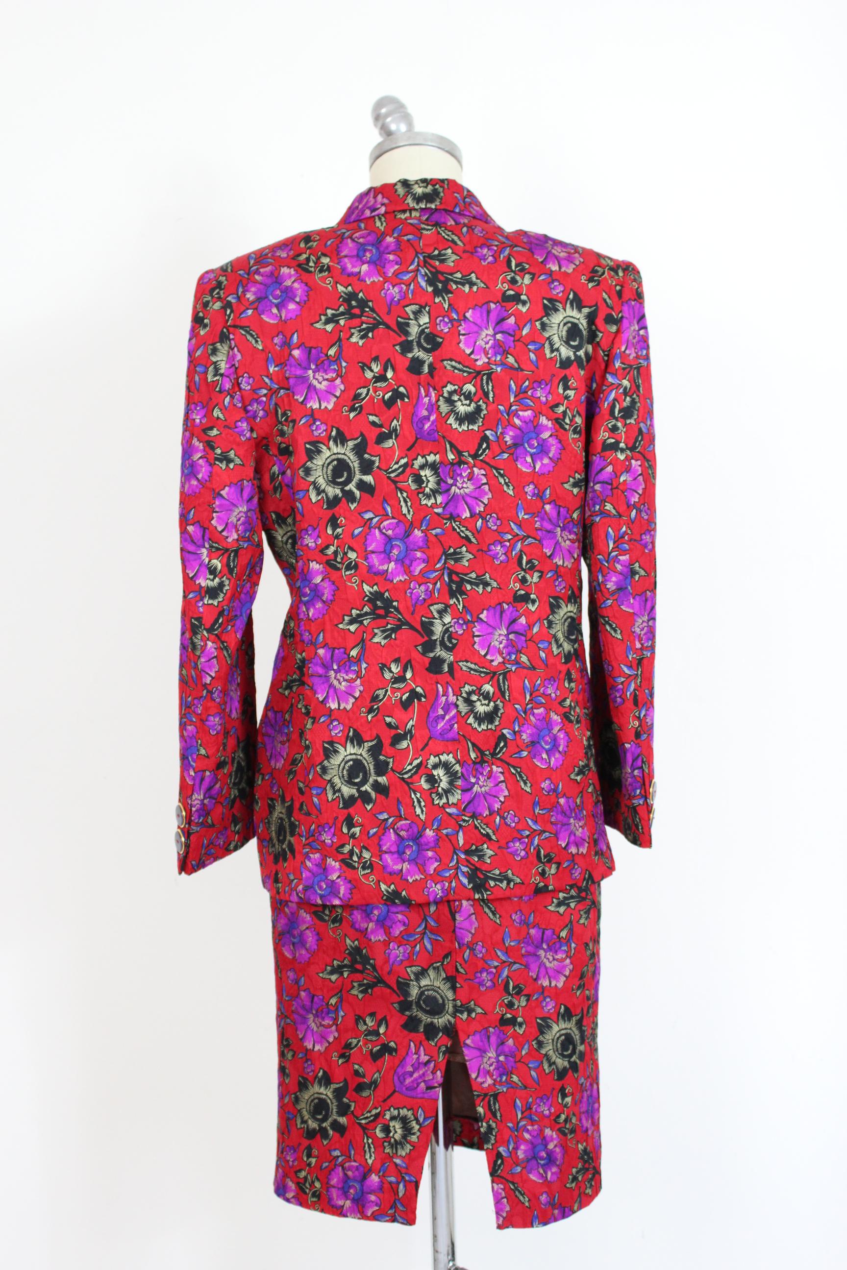 Renato Balestra via Sistina 67 elegant 80s vintage women's suit skirt. Red jacket and skirt with purple and blue floral designs. 100% wool. Made in Italy. Excellent vintage conditions.

Size: 44 It 10 Us 12 Uk

Shoulder: 48 cm

Bust / Chest: 53